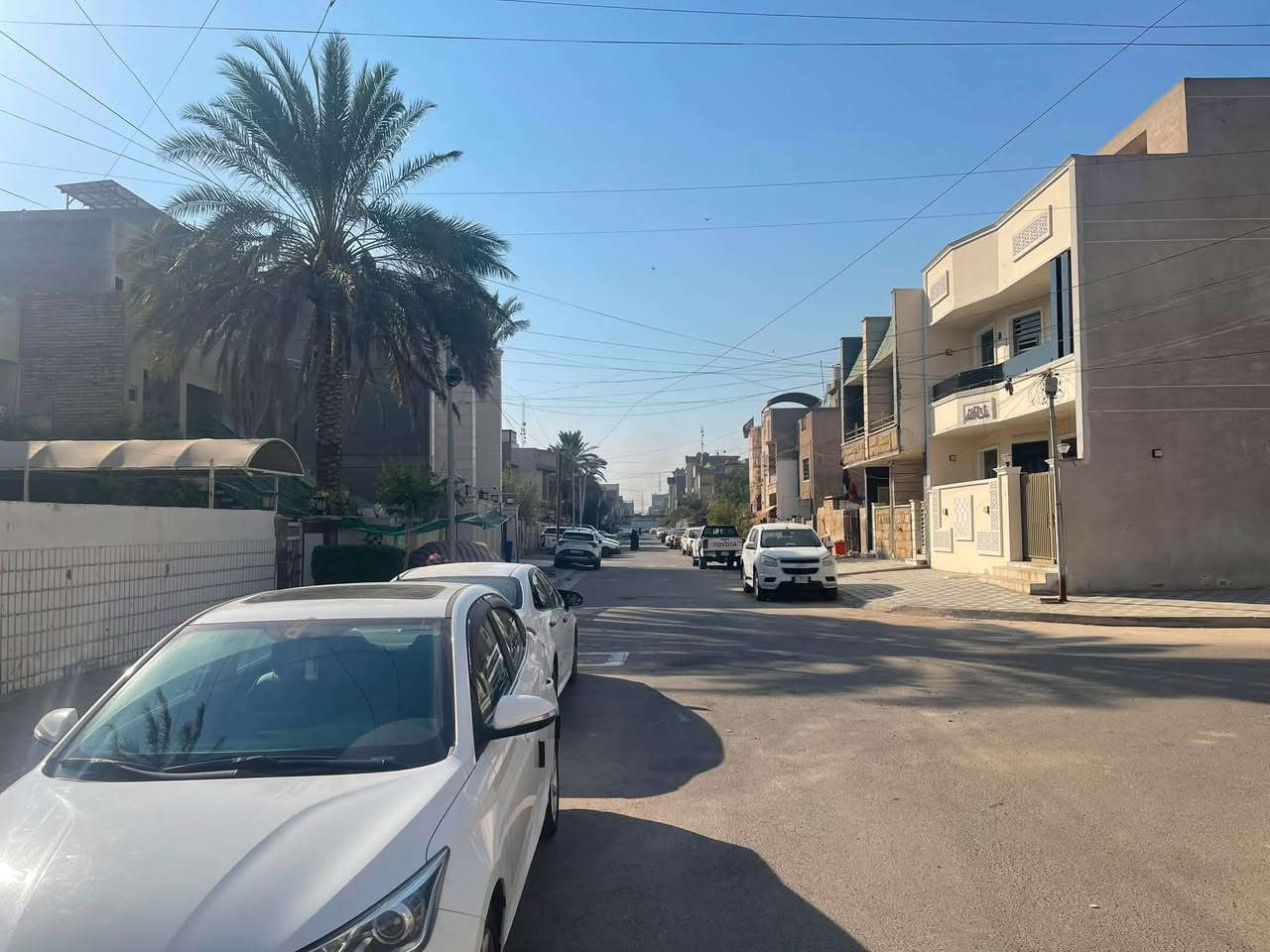 مشتمل للايجار طابقين المساحه 100 متر الواجهه 4 والنزال 25 يحتوي على كراج واستقبال ومطبخ حولي وخدمات وغرفة نوم ومنور والطايق الثاني غرفتين نوم وخدمات درج خارجي موجود ودرج داخل البيت موجود الموقع شارع فلسطين العقاري محله 502 قرب مطعم بشار بركر للاتصال *********** او *********** شركة الخيمه للعقار
