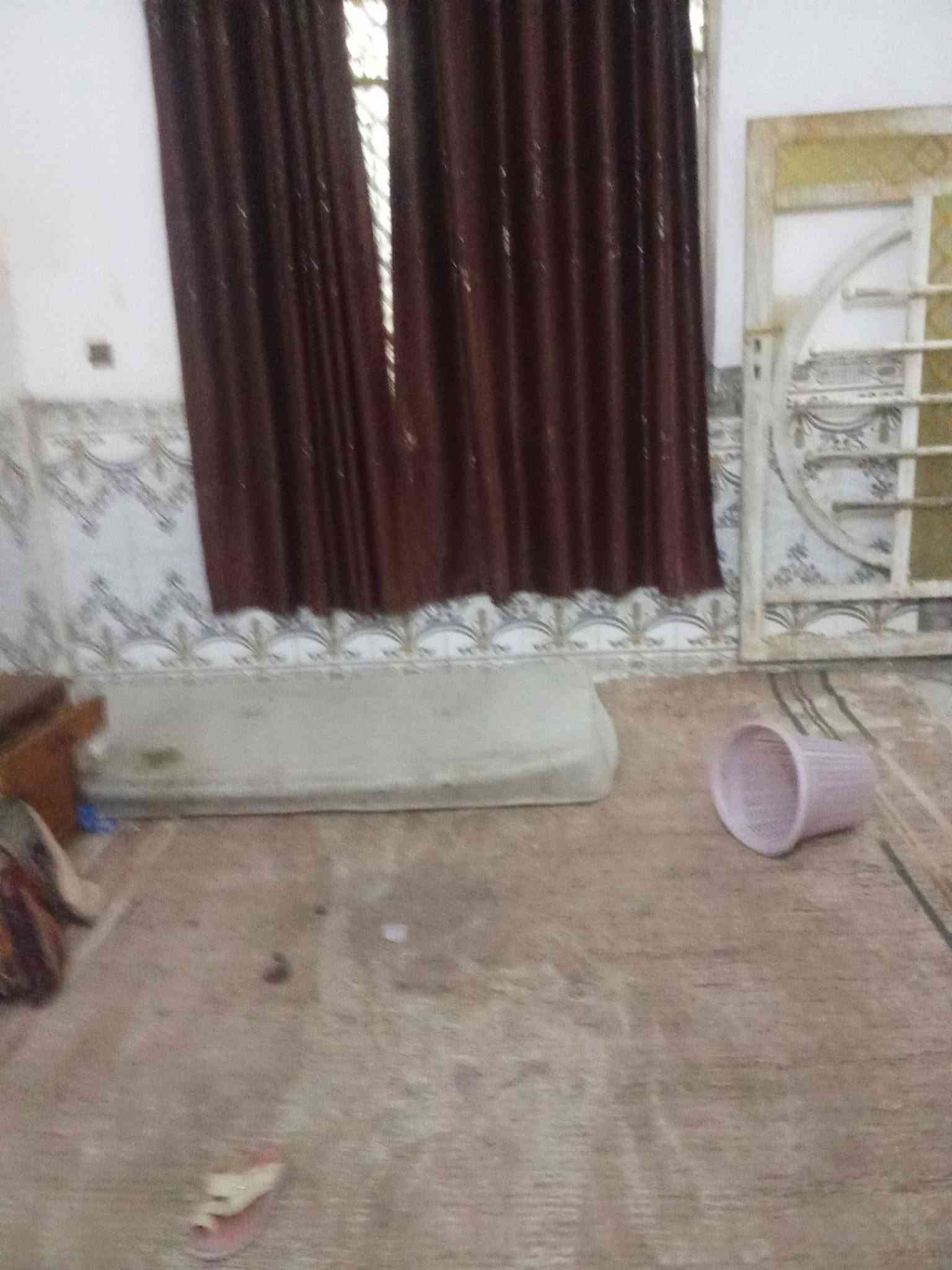 السلام عليكم بيت للبيع عقد زراعي مساحته 145متر بيت وعرصه بصفه مسوينها حديقه غرفتين وصاله و مطبخ وستقبال وتخاريج داخليه وخارجيه تجعيب طابوك بنيانه بلوك عكاده الوجهيه 14ونزاله 12مكانه شارع مطار القديم قرب جامع أم البنين يبعد عن مطار 70متر وعن شارع 500متر سعره 22وبي مجال ***********
