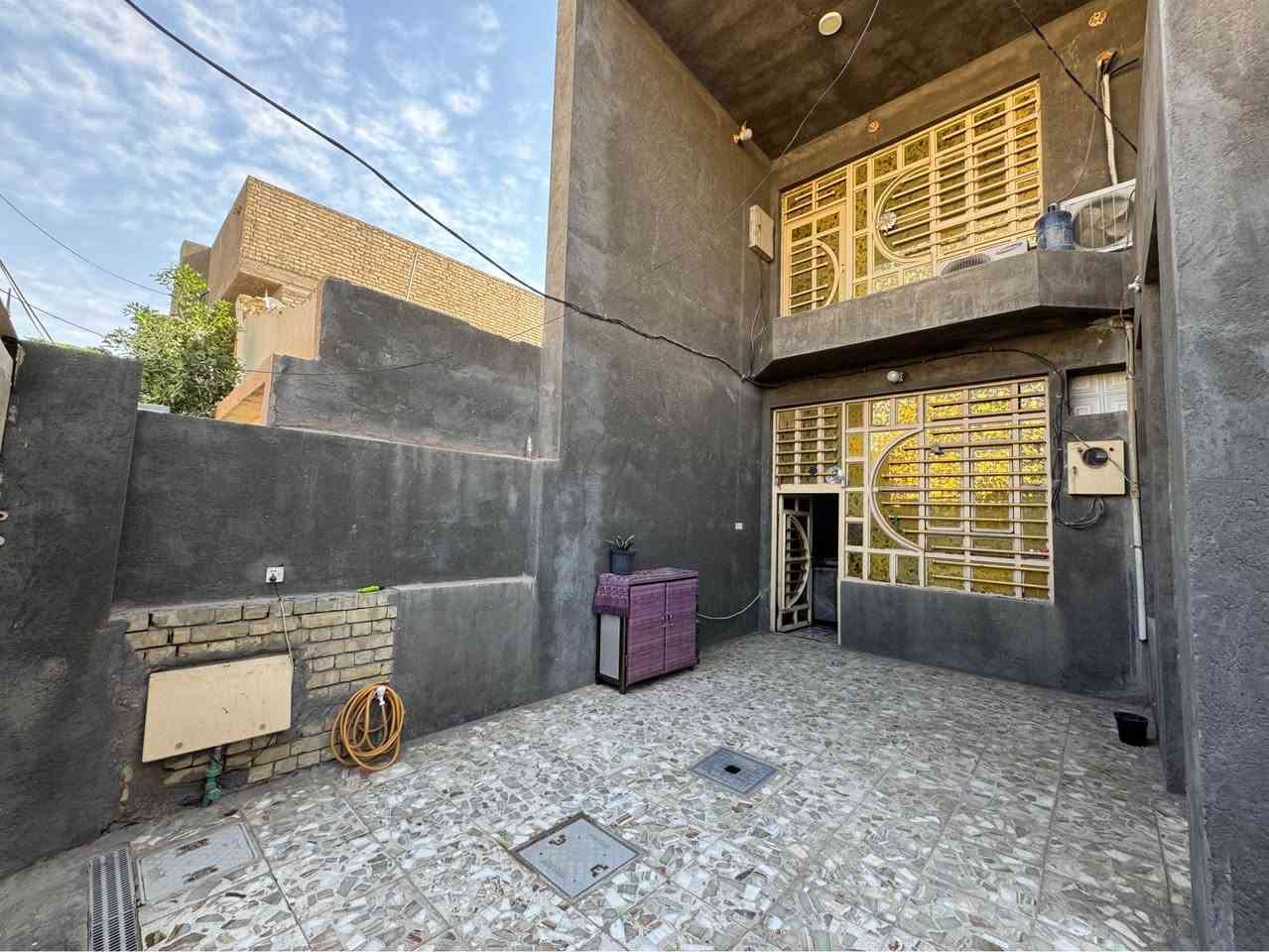بيت للبيع في الحولي عمود رقم 1 خلف ملعب النجف الدولي خلف شارع 30 المساحه 200 متر طابقين بناء جديد طابو صرف
يحتوي الطابق الاول على طارمه كبيره وتخاريج داخليه وخارجيه 
استقبال 7*4 فوقها غرفه 
مطبخ 5*4 فوقها غرفه
صاله 8*4
وغرفه 5 ونص* 4 ونص فوقها غرفه
وصحيات وثنين مكشوفات 
الطابق الثاني يحتوي على صاله و 3 غرف نوم وصحيات 
للاستفسار الاتصال 
*********** النجف, العراق
