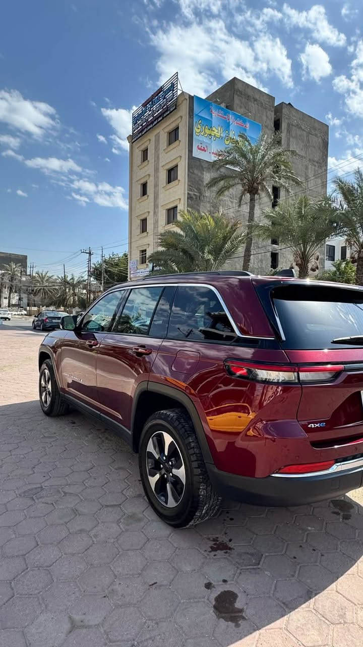 🚨 للبيع — جيب جراند شيروكي هايبرد 2024 🚨
🔥 Jeep Grand Cherokee 4xe Hybrid — موديل 2024

فول مواصفات

رقم بغداد باسمي تحويل ثاني يوم

اللون: ماروني 

الممشى: 80,000 كم

هايبرد Plug-in — 

مواصفات 

• محرك 2.0 Turbo هايبرد

• دفع رباعي 4x4

• كير ماوس أوتوماتيك

• تشغيل بصمة

• دخول ذكي

• شاشة وسطية كبيرة

• كاميرات خلفية وحساسات

• تحكم سترين كامل

• مقاعد كهربائية

• تدفئة مقاعد 

• فتحة سقف بانوراما 

• أوضاع قيادة مود 

• نظام قيادة كهربائي/هايبرد

💎 سيارة مرتبة جداً ومواصفاتها عالية، ونظيفة بالعافيه للياخذها

حادثها مثل ما موضح بالصورة بدون دواخل بدون ايرباك 

📞 للاستفسار ***********

💰 السعر: 285 وبيها مجال للشراي
