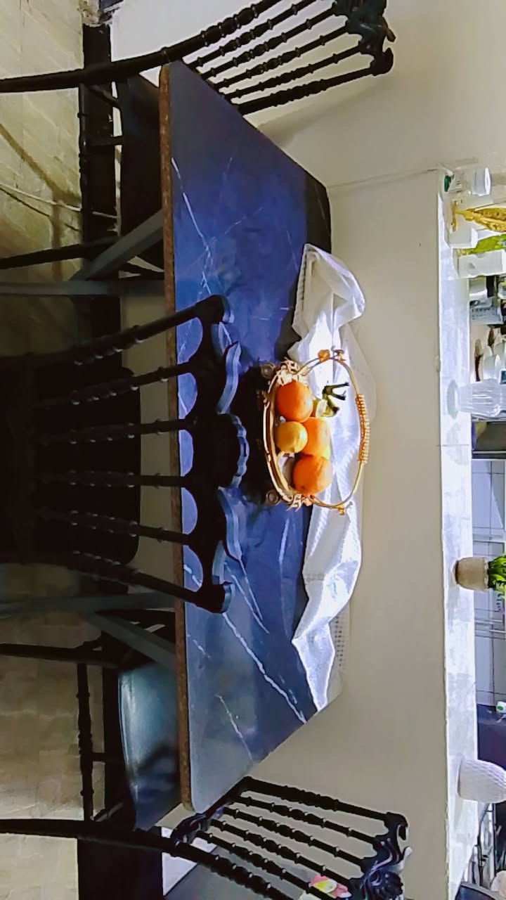 ميز طعام مع اربع كراسي استخدام شهر فقط العنوان بغداد الشالجيه قرب ملعب الزوراء الرقم 7761684984
