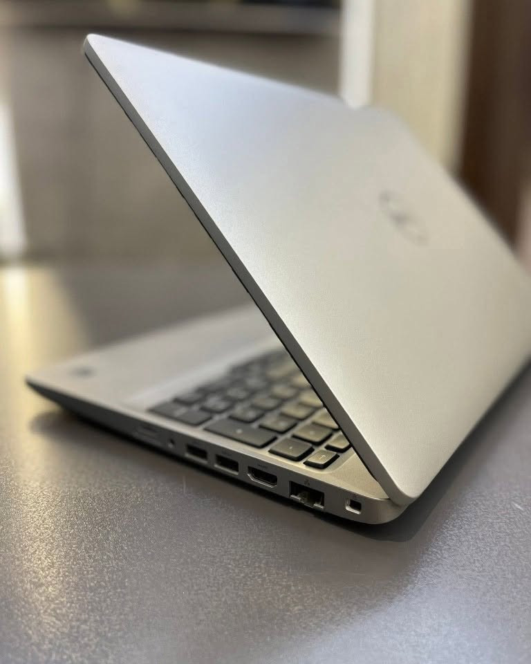 💻لابتوب Dell Latitude 3550 
النظافة شرط اخو الجديد تفحص بيدك واجيك يلة تأخذها  كارت شاشة خارجي 2GB
. 
💰 السعر ثابت : 395   الف عراقي مع التوصيل المجاني
.
✅المعالج  Intel Core i5 الجيل العاشر
كارت شاشة خارجي 2GB 
✅ شاشة 15.6 إنج FHD
✅ الرام  RAM 8GB DDR4
✅  الهارد SSD 256GB 
✅ كيبورد عربي + إنكليزي
🎒 هدية: حقيبة + شاحن أصلي
. 
الريادة للحاسبات  📞 *********** واتساب
