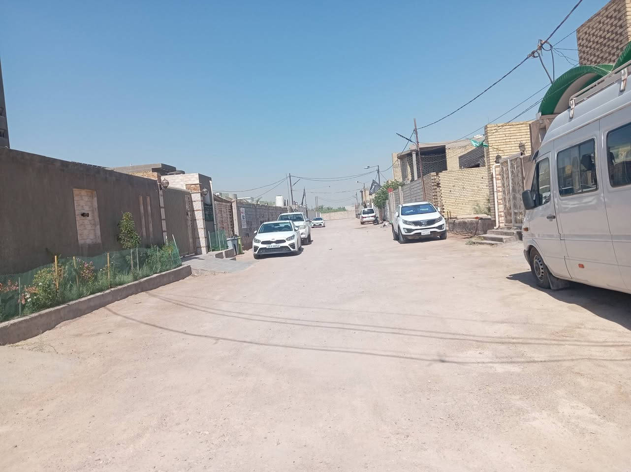 دار ٤٠٠ م للبيع الموقع شارع الفلل خلف بيت الشيخ البهادلي بيع او مراوس علماً البيت طابوا زراعي سند ٢٥ مصدق من محكمة الكوفة المقدسة بناء درجة أولى طابقين الطابق الأول يحتوي على كراج سيارات وحديقة كبيره وصحيات خارجية واستقبال كبير وصاله كبيره ومطبخ كبير وصحيات داخلية كبيره مع غرفتان نوم كبيره مع مناور عدد ٢ مع درج دائري الأرضية بورسلين وسيراميك السقف جمس بورد كونكريت مسلح صب درجة أولى اما الطابق الثاني يحتوي على شقق أثنان عباره عن سويت كل واحده منه غرفه وصاله وتخاريج و بلكونه علماً أن البناء حديث صب والأرضيه بورسلين وسيراميك للجادين الأتصال على الرقم ***********
