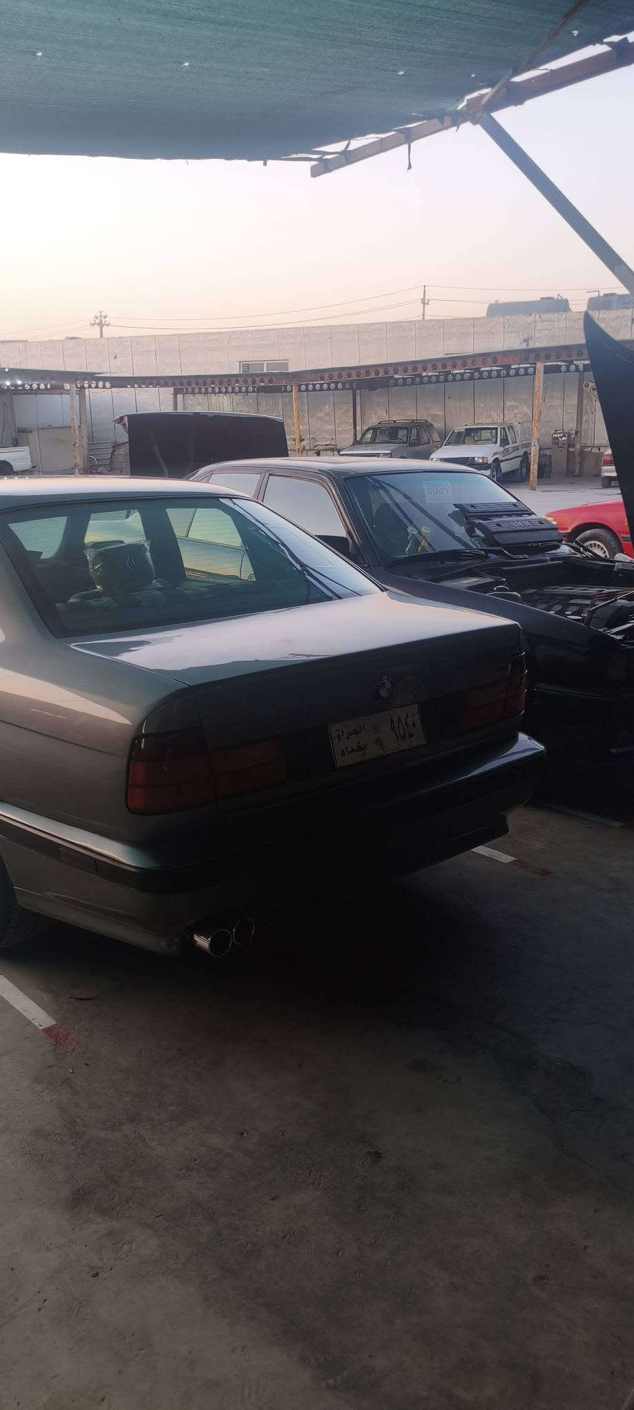 ماشاءاللە ❤️🇩🇪.  BMW .1992 
520i گێڕڕ عادی 
بەشەرتی گێڕوو مەکینە نە بوخاری هەیە نە سەرف بەشەرتی 10 فیتەر 
ئارمی پلاستیکی سلێمانی ئاڕمە تازەکانە 2025 بەشەرتی ئەوەلیات و حاسیبەو خەرامەو داروو بەرد .ئەتوانی ئاڕمەکەش بکەیت بە ناوی خۆتەوە . 
4جام کارەبای . 
ناوێکی زۆر جوان 
4 مکەبەرەی بیلادی بی ام 
نرخەکەشی داوای 42 گەڵاو معامەلەیکی برایانەی لێ ئەکەم . 
سەیارەکە وەسفی ناوێ ڕووبوڕوو جوانترە . 
شوێن سلێمانی 
*********** السليمانية, العراق

نص مكتوب في الصور:
- بنکەی ئاسایشی بەکرەجو- بەشی نەهێشتنی تاوان Sulaymaniyah, Iraq