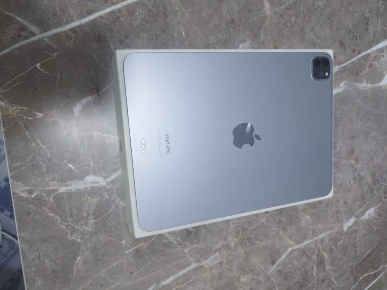 ‏بسم الله يا الله يا رزاق
‏اللهم صل على محمد وآل محمد
‏​للبيع: جهاز iPad Pro 11-inch (الجيل الرابع - معالج M2) 
‏​الموديل: iPad Pro 11-inch (4th Generation).  
‏​المعالج: Apple M2 (أداء قوي جداً للألعاب، التصميم، والبرامج الثقيلة).  
‏​الذاكرة: 256GB.  
‏​الاتصال: Wi-Fi.  
‏​نسبة البطارية: 84%.  
‏​عدد دورات الشحن: 526 دورة.  
‏​الحالة: نظيف جداً، خالي من أي عيوب أو مشاكل.
‏​الملحقات: العلبة الأصلية + سلك الشحن + الشاحن الأصلي.  
‏​المكان: النجف الأشرف.
‏​لمعرفة السعر والتواصل:
‏يرجى المراسلة على الخاص، أو الاتصال / الواتساب على الرقم:
‏***********
