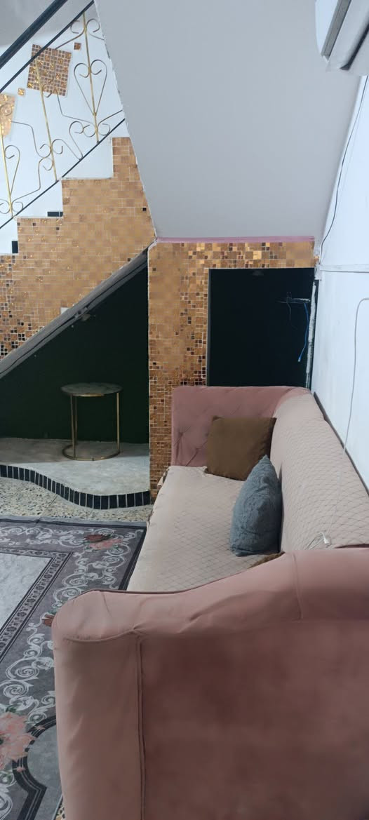 السلام عليكم 
معروض للبيع نصف دار خلفي 
المساحه (١١٠) م  الدربونه متر ونص 
بناء نظيف عكاده طابقين 
يحتوي على 
استقبال وصاله وغرفه ومطبخ وصحيات 
الطابق الثاني 
غرفه نوم عدد (٢) 
صاله 
صحيات 
السعر (٩٥) مليون 
للاستفسار الاتصال واتساب ***********
مكتب المدار الذهبي للعقار
