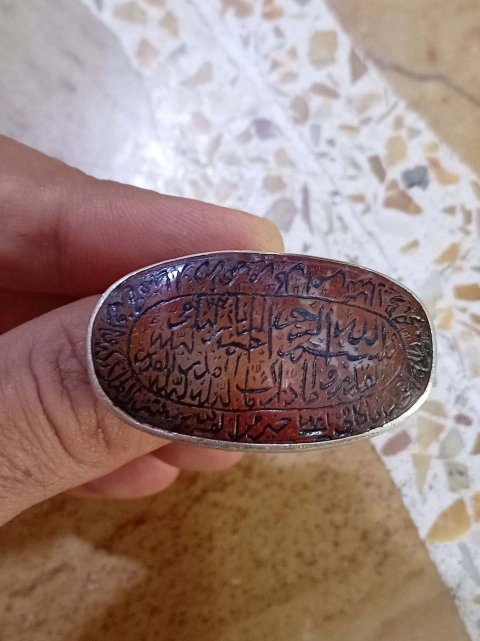 يماني قديم مكتوب عليه سورة القدر محبس حلو وراقي السعر ١٥٠ الف تواصل واتساب ***********
