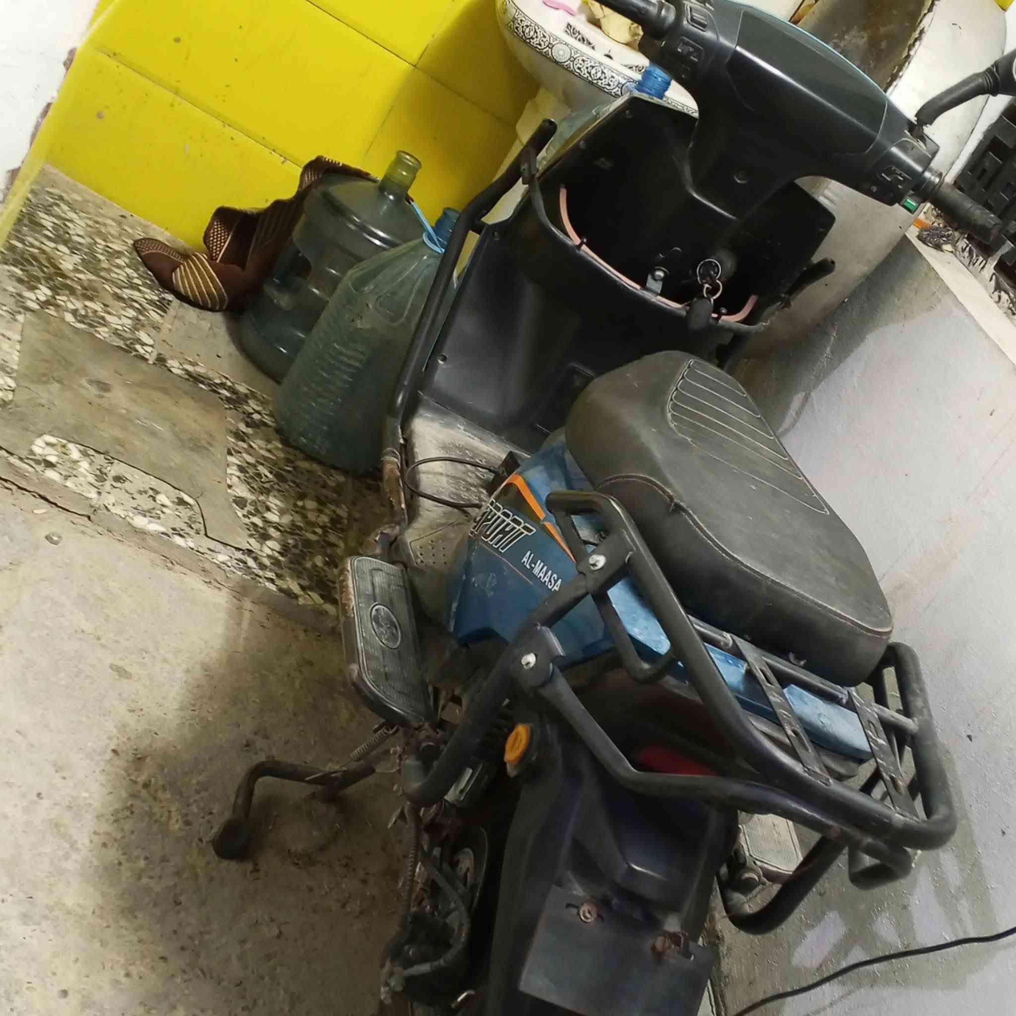 سلام عليكم دراجه شحن للبيع يرادلها بطاريات فقط ملف وعقل وشاحنتها موجوده مكاني بغداد دوره ***********بي واتساب وسعرها350 قفل الميعرف بيهن لايدوخني
