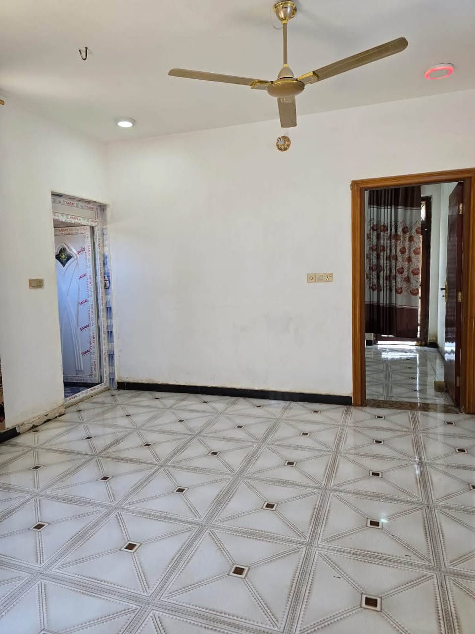 سلام عليكم بيت طابقين مساحه 100طابو صرف "سقف وساس صب موقع حي الحسين شارع سيد حسن خلف مدرسه النبراس  اسعر 95وبي مجال الاستفسار ***********

