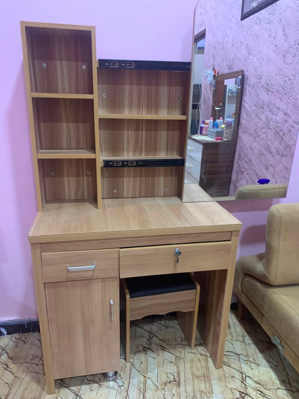 مكتبه اطفال او ميز تواليت تشتغل ع الاثنين ميز ومكتبه بيها مرايه سلايت متحركه السعر 200 الف جديده لوك تريد منصوب او بالكارتونه استفسار ***********
