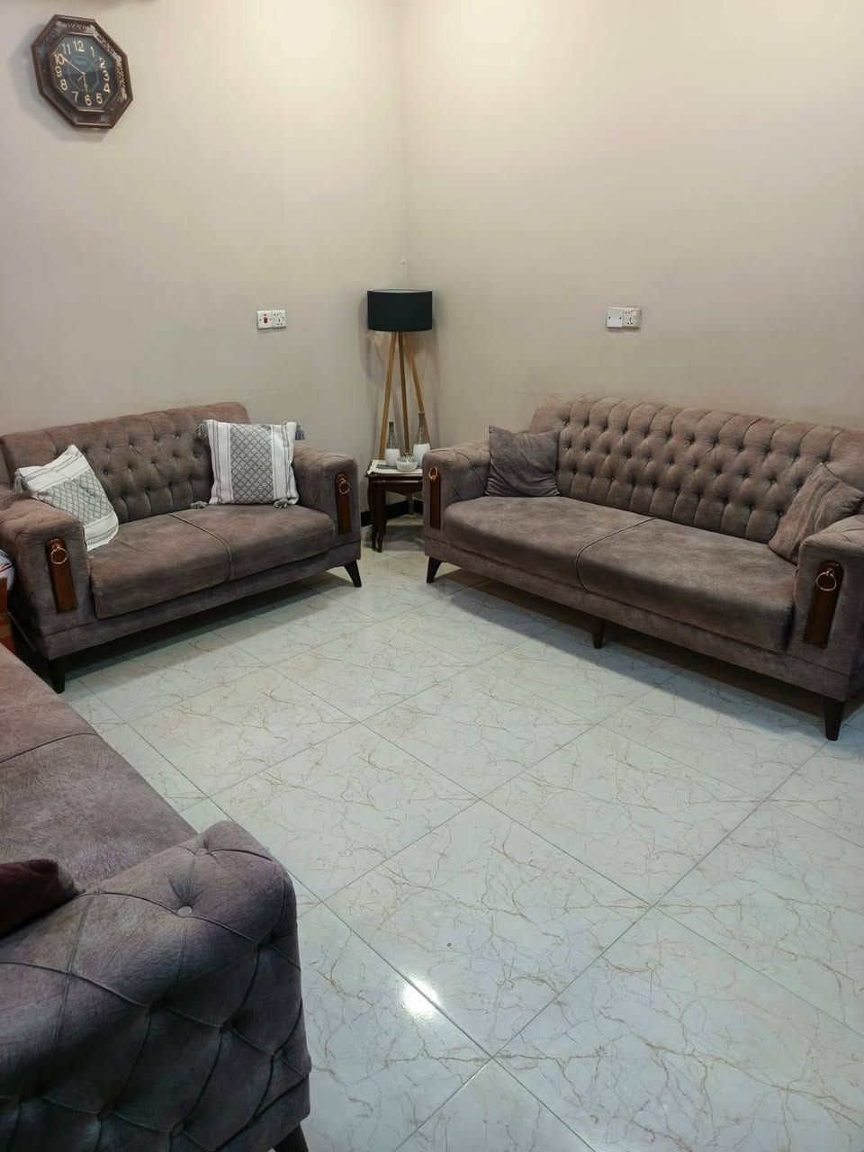 #دار للبيع
#دارللبيع
المساحة ٥٤ م 
بناء سنه  ٢٠٢٣ من الاساس  يحتوي على 
صالة ومطبخ وخدمات صحية عدد٢ وغرف نوم عدد٤ 
البيت يقع عله شارع عرض ١٢ متر
الموقع الغزالية شارع اسواق الزاوية قرب الحسينيه المفلشه 
البيت على شارع بعرض ١٥ م ومقابل البيت تشجير
للاستفسار الاتصال 
***********
