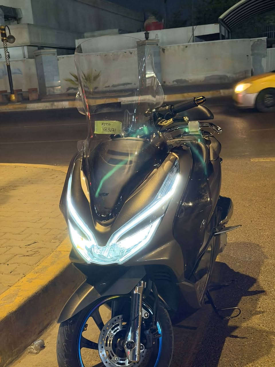 السلام عليكم بي سي اكس الجيل الثالث ياباني محرك 150 فول مواصفات على صور المزاد بصمه لون مختلف تزويد مختلف كفاله عامه وين ما يعجبك وديها فحصه ماشيه 18,000 بالمزاد 16 ماخذها من كلشي وكلاشي مكاني بغداد السعر 30 وبيها مجال شيء بسيط ورحمه على موتاكم المو شراي لا يعلق ***********
