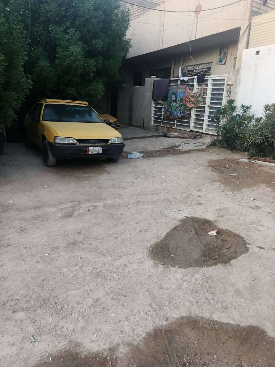 سلام عليكم  بيت لبيع في شعب سريدات قديمه مربع ثالث 
مساحت لبيت 75 طابق لوال كامل طابق ثاني هيكل يحتوي علا 2 غرف نوم وصاله حمام مثل ما موضح بل فديو لبيت سند 25 
بي وكاله من محكه سعره 65 بي مجال للاستفسار تصل علا رقم 
***********
