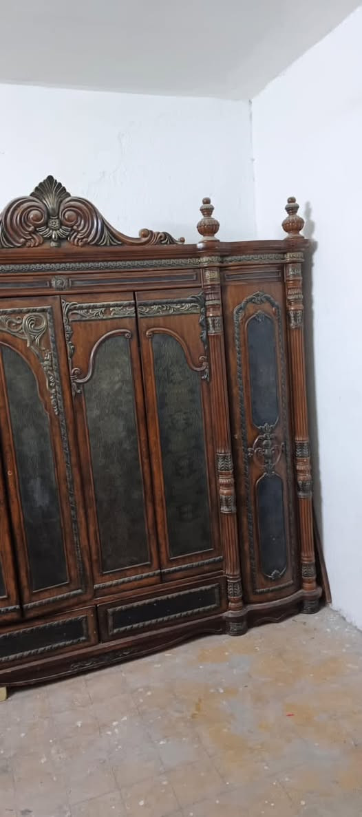غرفة كبيرة • ميز تواليت • الوشاش