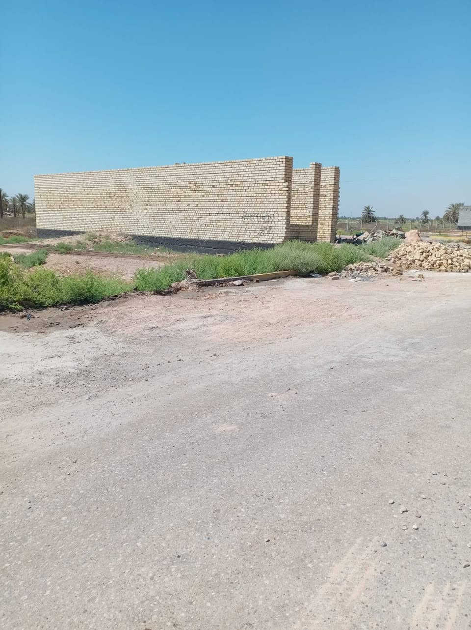 السلام عليكم قطعه أرض ١٠٠ متر طابوزراعي سند ٢٥ بين لحصوه والمشروع عله شارع عام ٠٠ماء كهرباء٠٠تبليط سعر ١٢  ***********
