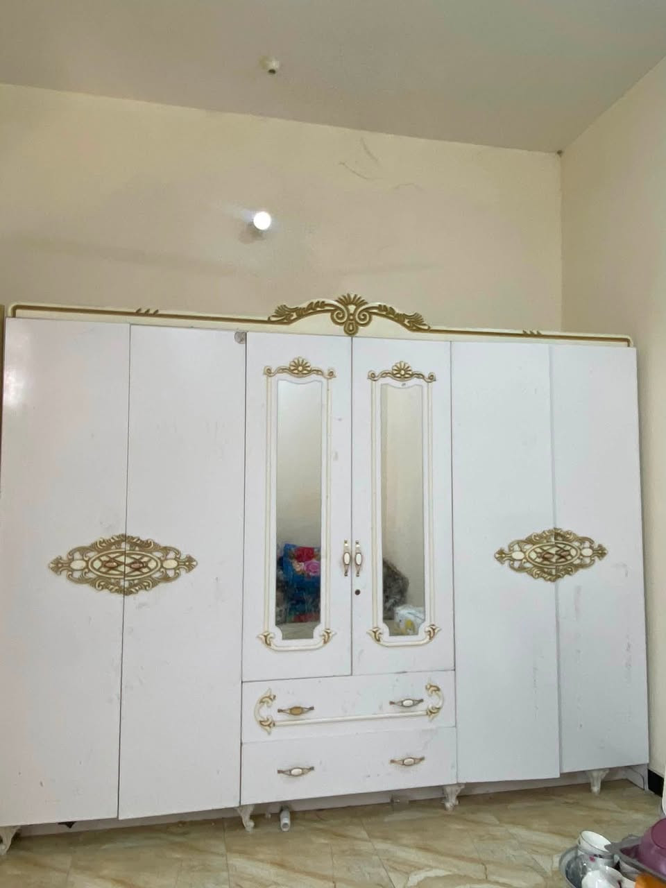 كنتور للبيع الونه ابيظ نضيف نظافته 90‎%‎كلشي ما بي كامل مجرات 3خانات زاد جراراتارتفاع مترين ونص وعرظ 3امتر ونص نظيف شوفت عينك مكان سماوه سعر خاص ***********
