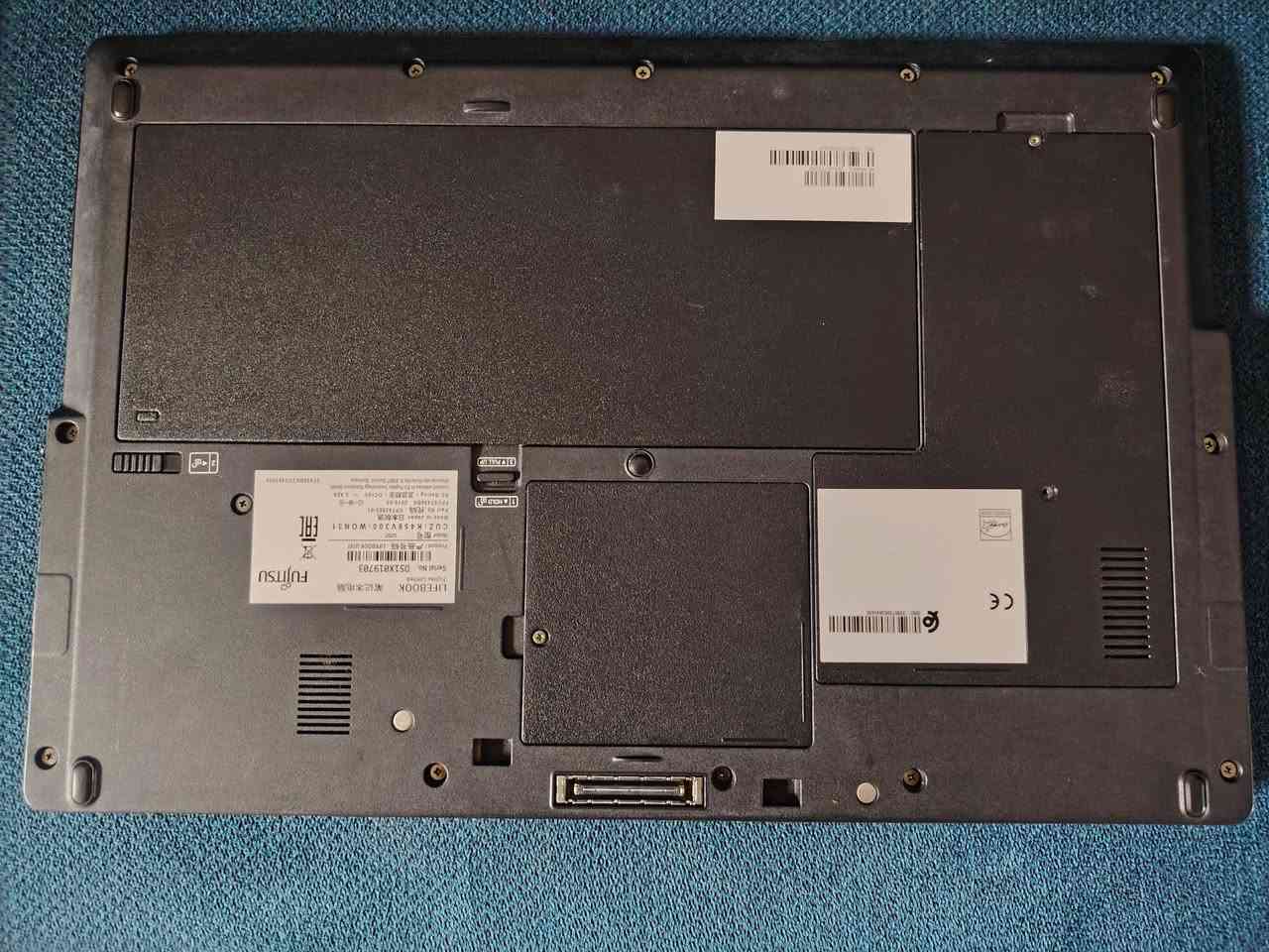 Fujitsu LIFEBOOK U
i5 6th جيل السادس 
ram 8 gb ddr4
SSD M.2 256 gb
اللابتوب اصلي من المانيا طلب خاص تتميز أجهزة لاب توب فوجيتسو (Fujitsu)، وتحديداً سلسلة LifeBook، بجودتها اليابانية-الألمانية العالية والمتانة المصممة للاستخدام المكتبي والمهني.

المتانة والجودة: تصميم هيكلي قوي يتحمل الاستخدام الشاق في بيئات العمل المهنية.

عمر البطارية والوزن: تتميز بوزنها الخفيف مما يجعلها ممتازة للتنقل، مع بطاريات تقدم أداءً ممتازاً.

لوحة المفاتيح: مريحة جداً في الكتابة وتعتبر من أفضل لوحات المفاتيح في أجهزة الأعمال.

خيارات الأمان: تدعم ميزات أمان متقدمة، مثل مستشعر بصمة راحة اليد (PalmSecure).

توفر المنافذ: تحتوي على تشكيلة واسعة من المنافذ التقليدية والحديثة لتوصيل الأجهزه الطرفية بسهولة.
مكاني بابل الحله يوجد توصيل بغداد فقط
*********** ما متواجد ع نت الشراي يتصل
