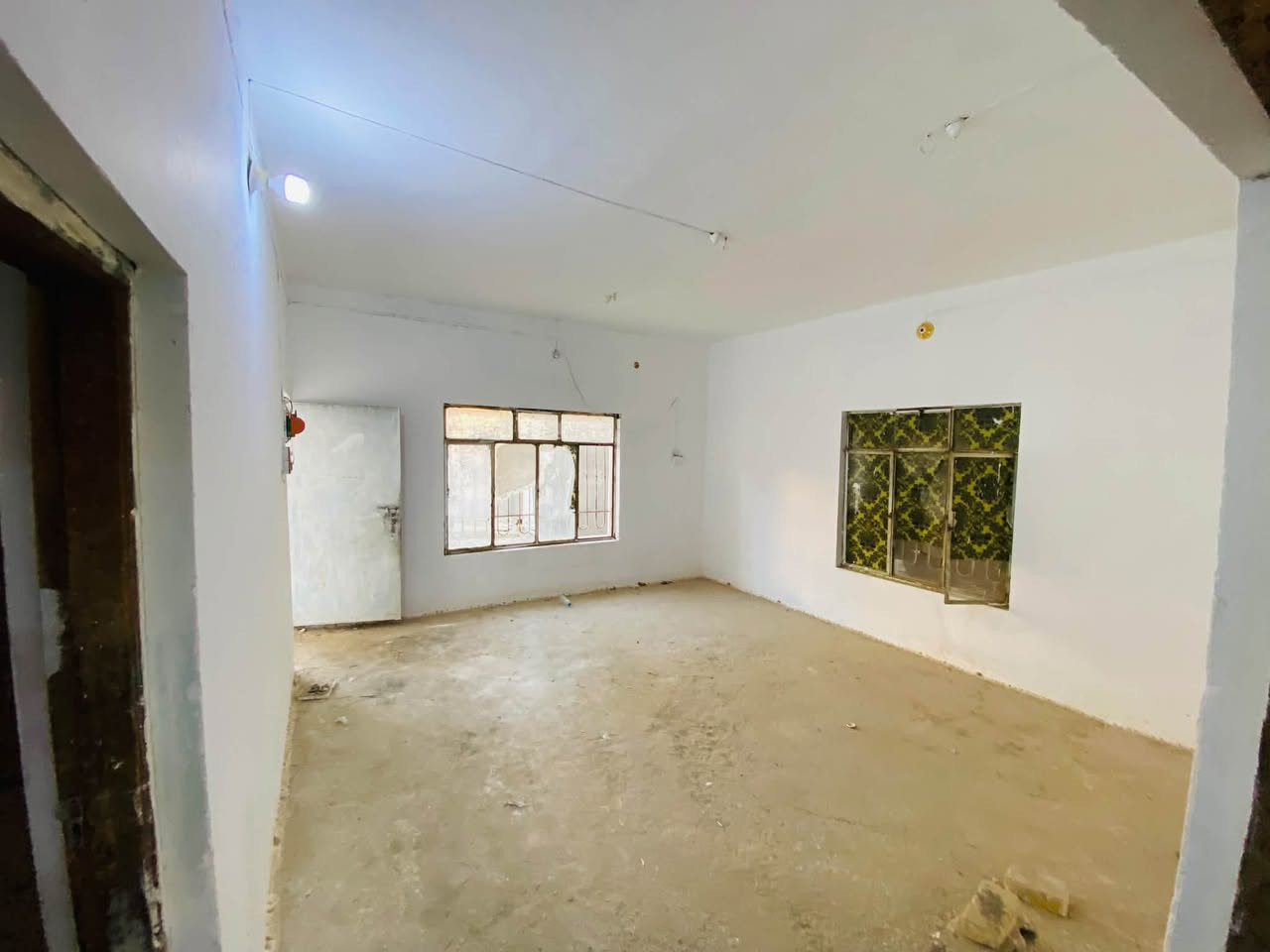 السلام عليكم بيت للبيع200م طابو صرف 
حي العسكري خلف حي الشهداء غرفتين صالة مطبخ استقبال بناء طابوق السعر 65 الاستفسار ***********
