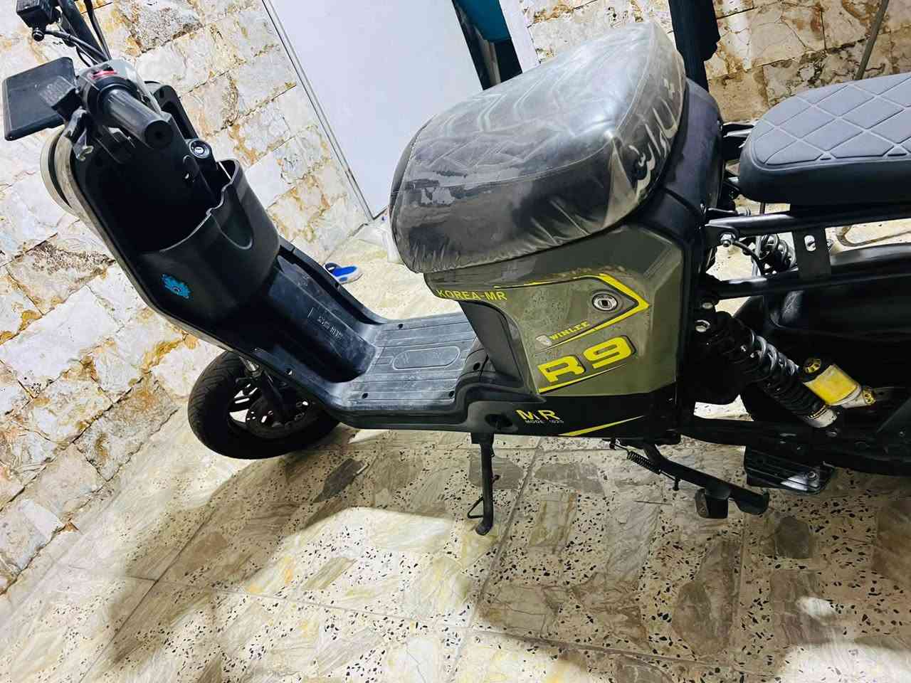 السلام عليكم دراجة ار ٩ بيها عقل ضارب البطاريات نظيفات سعرها ٢٥٠ وبيها مجال بسيط 
***********
