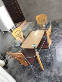 طاولة وكراسي • مستعمل • شوێن تەکیە
