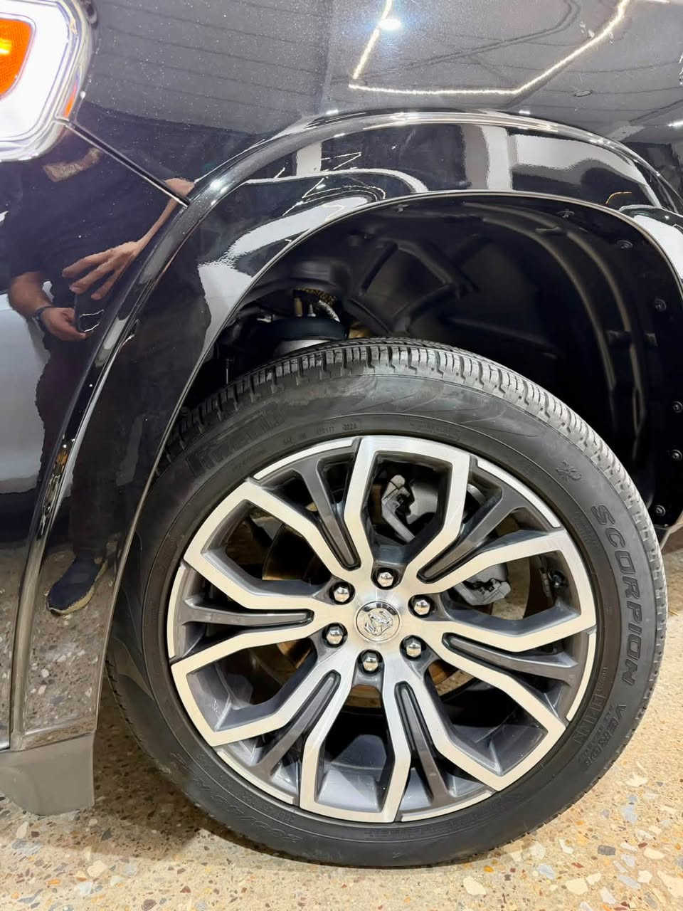 للبيع RAM 1500 TUNGSTEN 2025 - فل مواصفات
ماشية 12 الف فقط 🔥
خليجي وكاله هارلم

وحش الشارع، انظف واعلى فئة بالرام، تجي فوك الـ Longhorn و الـ Limited

المواصفات:
المحرك الجديد Hurricane 3.0L توين تيربو High Output 
540 حصان - 521 LB تورك - اقوى من الـ HEMI القديم
كير 8 نمر + دفع رباعي 4x4 اوتو + دبلات هوائية يصعد وينزل
شكمان رياضي دوال + غطاء صندوق كهربائي
داخل TUNGSTEN - ما يتقارن:
جلد فاخر لون ازرق ملكي مع تطريز الماسي
مقاعد كهرباء / تدفئة / تبريد / مساج 24 حركة
3 شاشات: 14.5 انج وسط + 10.25 انج للراكب + 12 انج عدادات + Head Up Display
سماعات Klipsch الاصلية 23 سماعة
بانوراما + مراية ديجتال + شاحن وايرلس
ويل 22 انج الماسي الاصلي
امان فول:
رادار Adaptive Cruise + حافظ مسار Active Lane
360 كاميرا + اوتو بارك يصفط وحده
نقطة عمياء + بريك اوتو + قراءة علامات

التفاصيل:
اللون: اسود ملكي تغليف بلكامل PPF
الموديل: 2025
الماشية: 12 الف
الرقم: اربيل  - تحويل مباشر
الحالة: بدون صبغ  فقط pdr بقبق الجنطة كد شبر
المكان: بغداد
السعر:  اكتب تم
رقم الهاتف ***********

