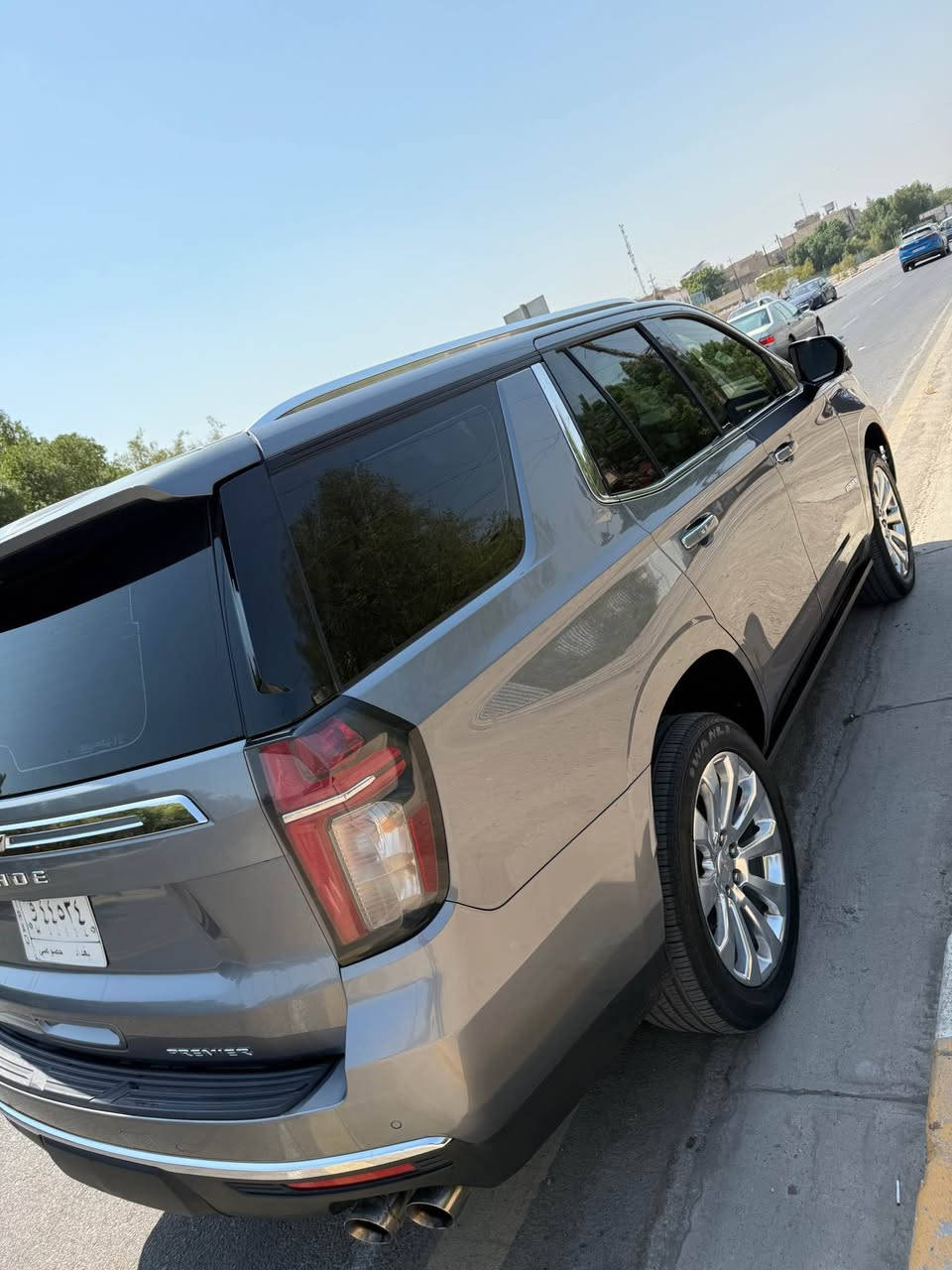 للبيع: شيفروليه تاهو بريمير (Chevrolet Tahoe Premier) موديل 2021
المواصفات العامة:
 المواصفات: خليجي
 العداد: 76,000 كم فقط
 الحادث: بدون حادث (مرفق صورة السونار مع المنشور لتوضيح أماكن الطخات والتصليحات البسيطة بكل شفافية)
أبرز المواصفات والتجهيزات 
 الأداء والراحة: نظام بدء التشغيل عن بعد، تشغيل بصمة، صندوق تبريد (ثلاجة).
 السقف والمقاعد: سقف بانورامي، مقاعد الصف الثالث، تدفئة وتبريد المقاعد الأمامية، ذاكرة مقعد السائق، تدفئة مقود القيادة، تبريد خلفي مستقل.
 التكنولوجيا والشاشات: عرض المعلومات على الزجاج الأمامي (Head-Up Display)، شاشة عرض، أبل كاربلاي وأندرويد أوتو، شاحن لاسلكي، نظام صوتي فاخر (Bose).
 الرؤية والسلامة: كاميرات 360 درجة، كاميرا خلفية، رادار، مراقبة النقطة العمياء، تحذير مغادرة المسار، تحذير من الاصطدام الأمامي، مثبت سرعة راداري تكيفي.
 أنظمة القيادة: وضعيات قيادة متعددة، التحكم على المنحدرات، نظام فرملة الطوارئ، مانع الانزلاق، التحكم الإلكتروني في الثبات، 8 وسائد هوائية (إيرباج)، مقعد تنبيه السلامة.
 الأنظمة الذكية والكهربائية: صندوق كهربائي (فتح بفتحة قدم بدون استخدام اليدين)، مصابيح أمامية LED مع الضوء العالي التلقائي، كشافات ضباب، مرايا جانبية كهربائية.
مكان المعاينة والتواصل:
 المكان: بغداد
 رقم الهاتف: ***********
السعر ٤٦ الف دولار بغداد, العراق

