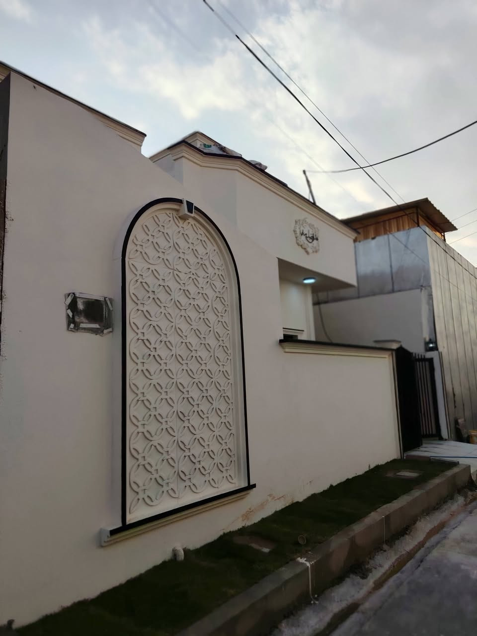 بيت للبيع البيت 100 مربع على تبليط خدمات فول البيت صفر الاستفسار ***********

