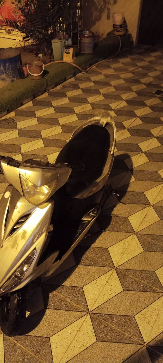 ماكس مضلع
نوزل 
دراجه كله ختم واحد  
مكينه ما مفتوحة بلاد 
دراجه كله بلاد ما مبدل بيه شي كلشي بيه شغال من كلشي كمله شلعه ومعدلل فوللل طيراهه ريده 750 بيه مجال العنوان شط العرب الجزيرة 
رقم ***********
