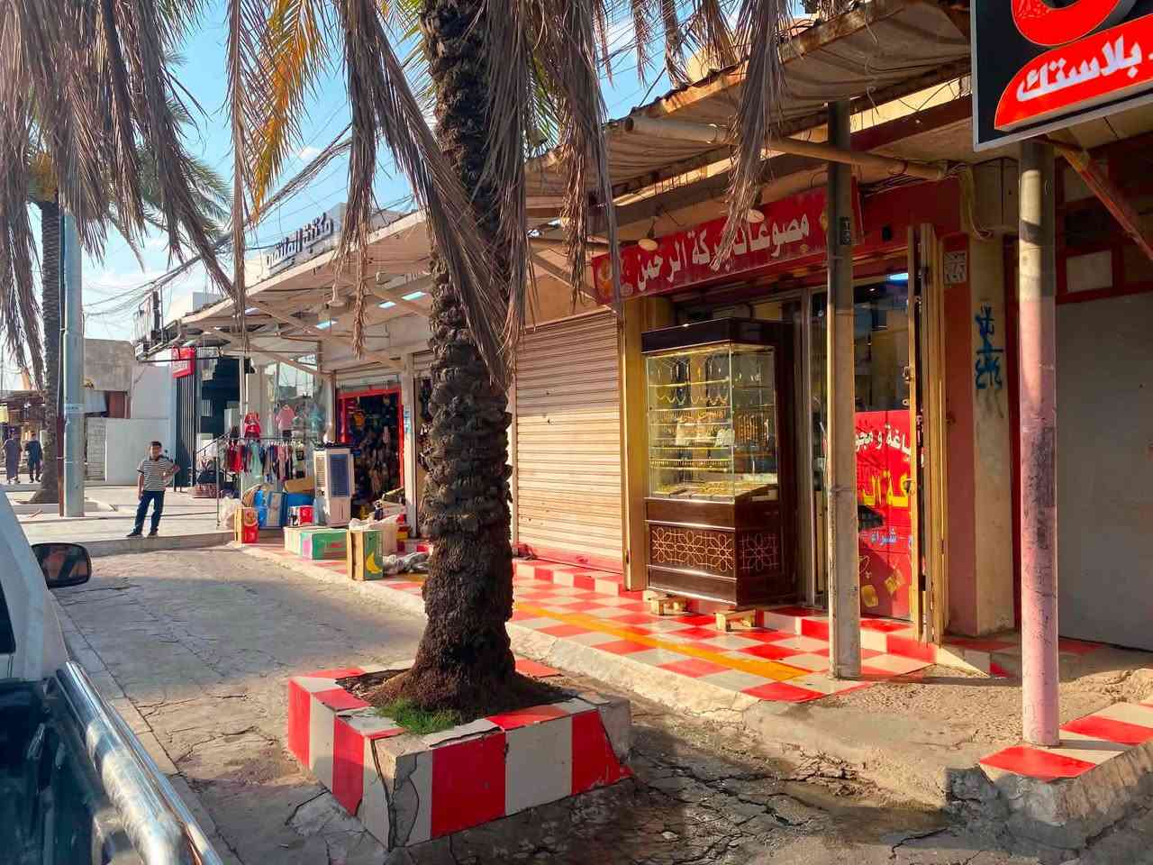 🏢بيت تجاري للبيع – حي تموز

📍 الموقع: حي تموز، مقابل حمزاوي كاسر الأسعار

📐 المساحة: 400 م²
📏 الواجهة: 16 م

🔹 الطابق الأرضي:
• 5 محلات تجارية
• 4 محلات مؤجرة، إيجار كل محل 250 ألف شهرياً
• المحل الخامس مؤجر بـ 400 ألف شهرياً لكبر مساحته
• الطابق الأرضي يصلح أيضاً كمجمع، ويحتوي على 4 غرف مع مطبخ

🔹 فوق الطابق الأرضي:
🏠 شقتان سكنيتان

💰 العقار فرصة استثمارية ممتازة بدخل إيجاري مستمر وموقع تجاري مميز.

📞 للاستفسار والتفاصيل:
***********
***********

📍 الموقع: مقابل حمزاوي كاسر الأسعار – حي تموز
