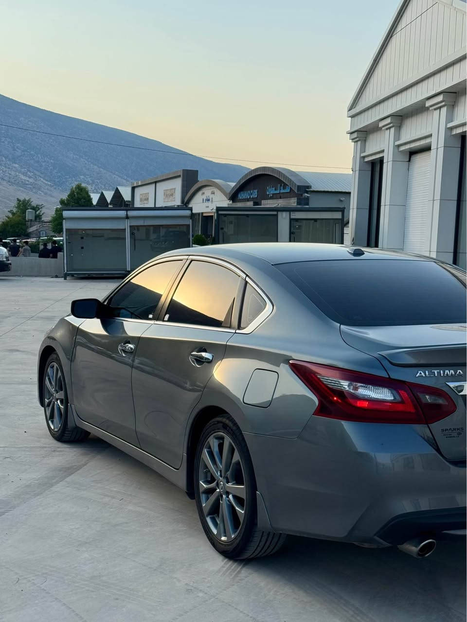 Nissan Altima 2018 SR Special Edition 
ماوەی رۆیشتن ٩٦ مایل
کوشین جلد و خەتی شین و هیتەر
گێر لە سوکان واتە شەفت
سةيارةكة یەک پارچە و روبحەکی هةيه 
جەمپەکی زۆر کەم پێشەوە بێ ئیرباگ
ئیرباگی نەتەقیە بە شەرت
گئر و مةكينةى بة شةرته
رەنگی نەوتییە
نرخ 112 مةجالةكى زۆر کەم
ژماره موبايل *********** سوران, أربيل
