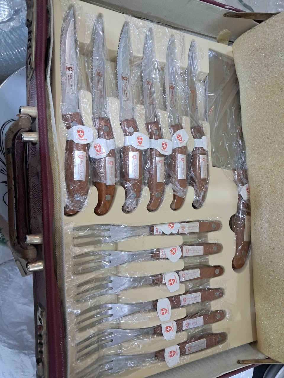 طقم سكاكين وشوك فخم استيل اصلي مقابض خشب طقم متكامل جديد غير مستخدم مكان اربيل هفالان ***********
***********
