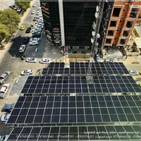 طاقة شمسية هجينة • 85.14kWp LONGi • 150kWh ليثيوم