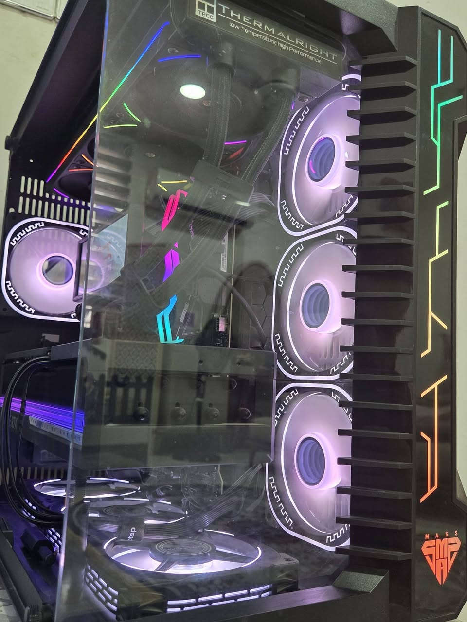 كيس فقط للبيع واذا قطع عادي استخدام كلهن قليل اقل ست اشهر 

• CPU: Intel Core i7-14700KF ٤٥٠ الف
• GPU: ASUS ROG Astral RTX 5080 ٣٢٠٠ الف
• Motherboard: MSI Z790 Gaming Plus WIFI ٢٧٥ الف
• RAM: 32GB (2×16GB) DDR5 6000MHz CL40 ٦٥٠ الف
• CPU Cooler: Thermalright Trofeo Vision 360 Liquid ١٧٥
• SSD: 1TB M.2 NVMe ١٥٠ الف
• PSU: Segotep GM1000W 1000W 80+ Gold ١٥٠ الف
• Case: Mass M06 ٥٠ الف
واذا كامله ٤٧٥٠ اربع ملايين وسبعميه وخمسين
مكاني بغداد الحريه 
***********
