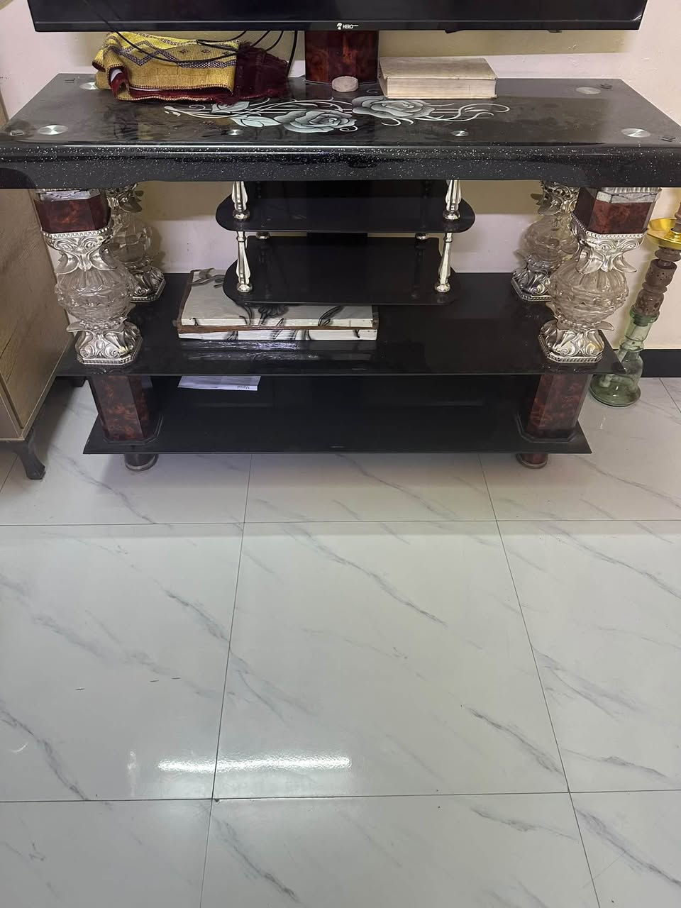 ميز تلفاز للبيع نظيف كلش يتحمل وزن ثقيل
سعره 35 وبي مجال مكاني بغداد الشعب 

تواصل ‭***********‬
