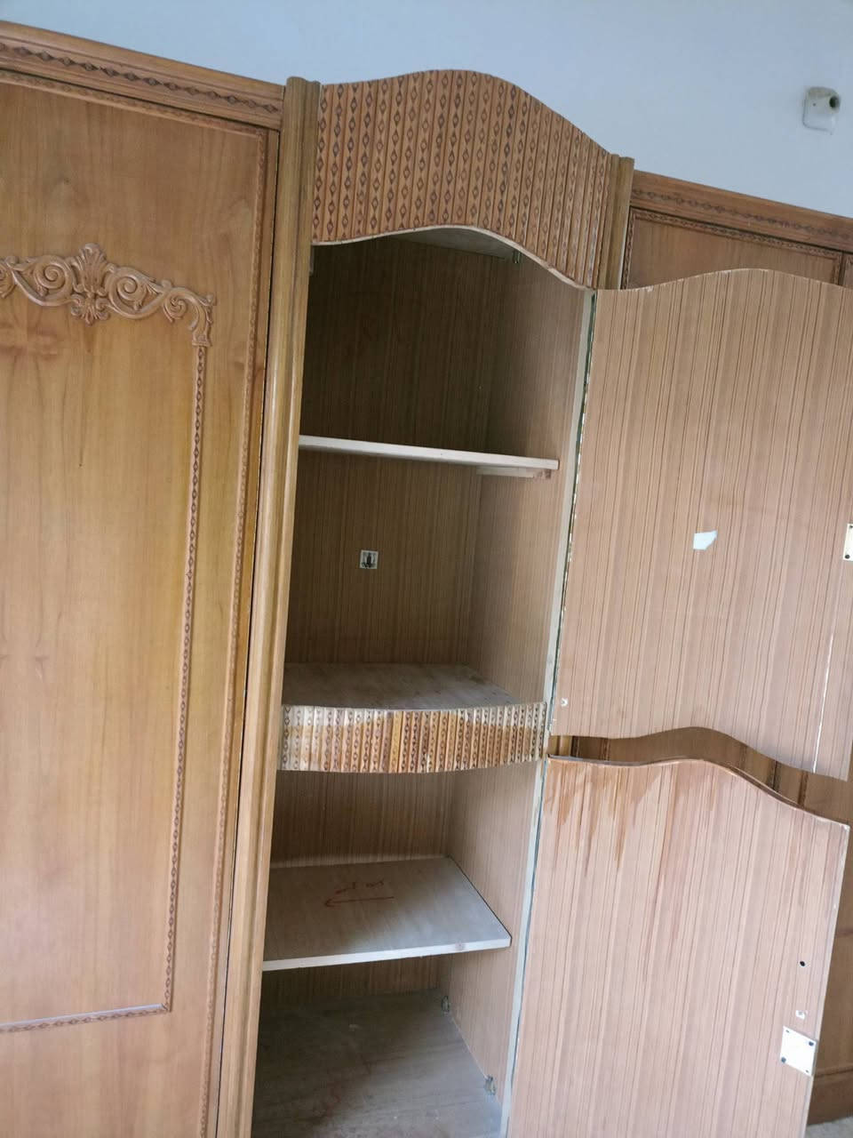 كنتور للبيع تسكام نضيف 5 بيبان تردونه هيج تردون نصبغه ونحطله قفاله او بدأت
تعال خاص او بلخدمه
 ***********
