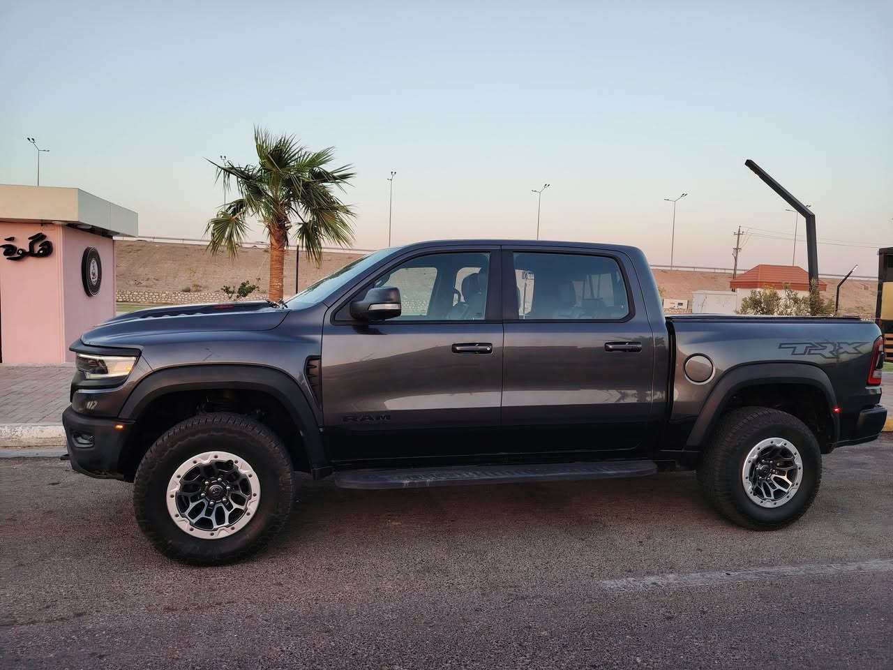 سلام عليكم
للبيع

 دودج رام TRX 2021 امريكي

دودج رام TRX سوبر جارج موديل 2021 ،  بمحرك V8 6.2L SUPERCHARGED، كلين ومكفولة كفالة عامة.

ماشيه 53 مايل. 

المواصفات:

* V8 6.2L SUPERCHARGED.
* 4 كشنات جلد كهربائية.
* تدفئة وتبريد للكشنات الأمامية.
* كشنات خلفية تدفئة وتبريد.
* كشنات لون أسود بتطريز أحمر.
* كشنات بذاكرة.
* جلد طبيعي 
* كامرات.
* حساسات أمامية وخلفية.
* رادارات أمامية وخلفية وجانبية.
* رادار بالمراية.
* ستيرن تدفئة وتحكم.
* شاشه كبيرة.
* شفتات سرعة.
* أضوية بالمرايا.
* سكليتر كهرباء.
* نظام صوت Harman/Kardon.
* دفع رباعي 4×4.
* أنظمة قيادة ومساعدة متعددة.
* مثبت سرعة.
* تحديد مسار.
* نظام تحكم بالتسارع من 0 إلى 100.
* لونج كنترول.
* صوت إكزوز رياضي مميز.
* وباقي المواصفات المعروفة للـ TRX.

🔒 المحرك والگير واير بشرط ما مفتوح.

السيارة حيل نظيفة، وكلشي بيها على بلاد جديد، وما بيها دينار مصرف، كاملة من كل النواحي.

السعر 49 وبيها مجال ان شاء الله 

📍 الانبار فلوجة

📞 ***********
