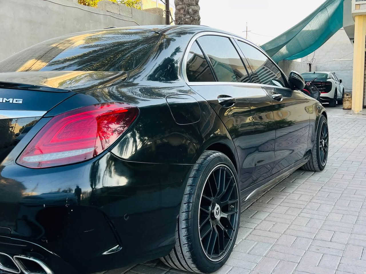 مارسيدس c300  موديل 2019  للبيع السيارة جاهزة حادثها جاملغين خلفية السعر 200وبيها مجال السيارة فول مواصفات ***********
