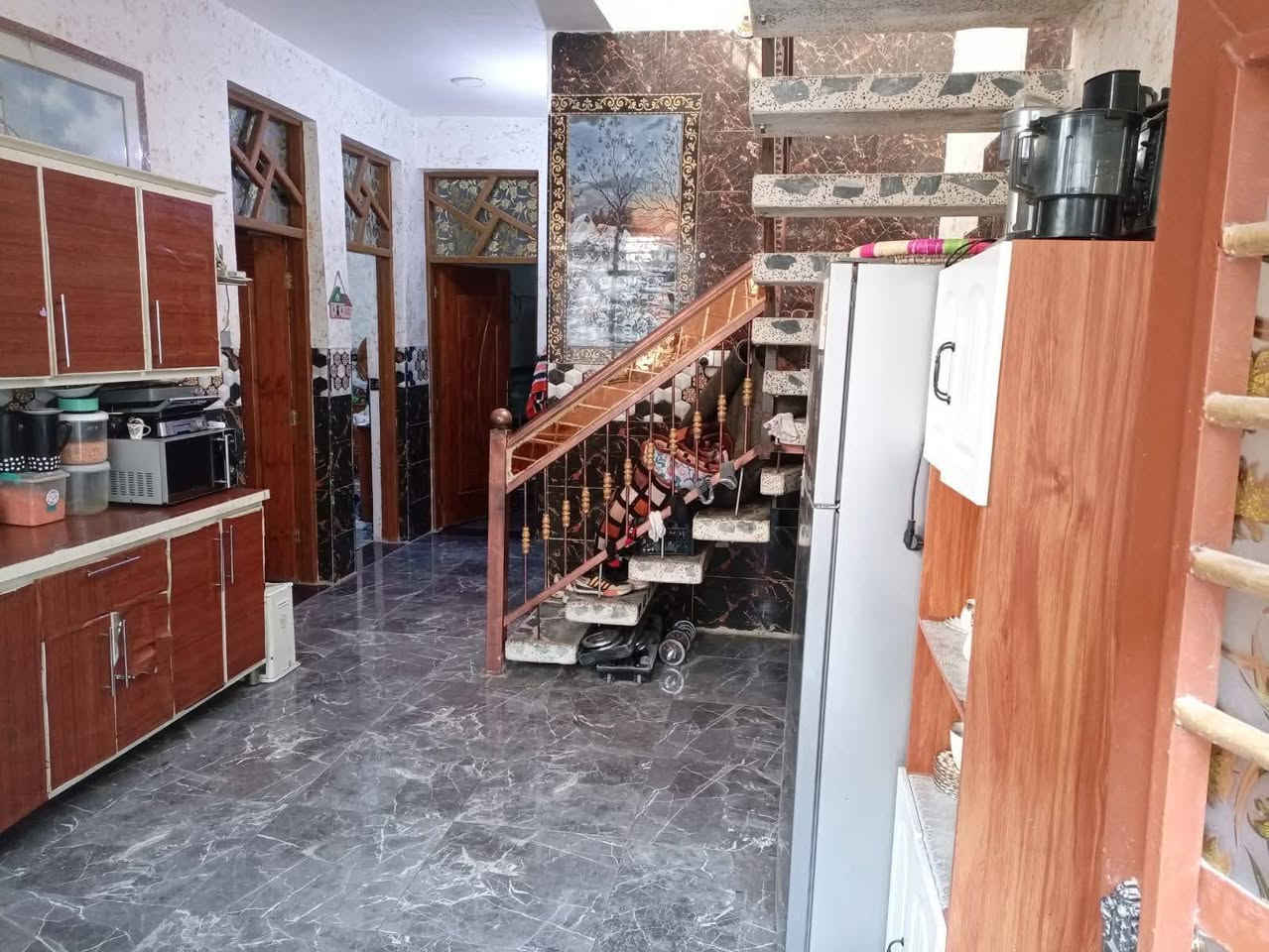 دار للبيع ١٤٠ متر
طابق واحد غرفتين وستقبال ومطبخ وصحيات وبيتونه
مكانه سريدات قديمه نهايه مربع الثالع قريب علشارع
خدمات كامله مي كهرباء
بس بعده مامبلط الشارع
سعر خابر وبيك خير وتدلل
***********
