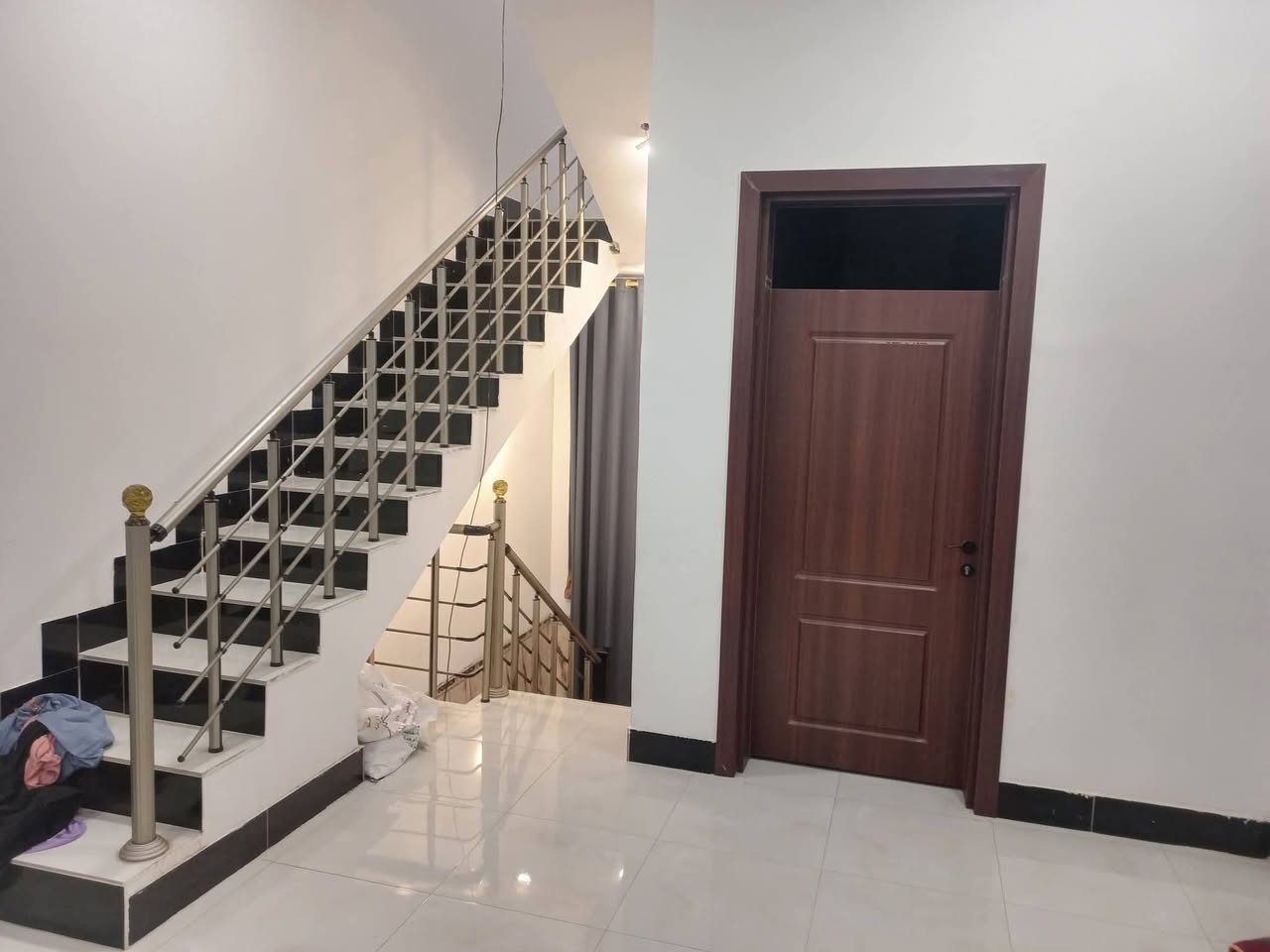 #بيت #للبيع 
مشتمل في حي التاميم 
بظهر شارع المنجزات 
رابع بيت ع شارع 60 
١٢٥ متر 
شارع ١٥
١٥٠ مليون قابل للتفاوض 
ثلاث طوابق 
مكون من 4 غرف نوم 
مكتب بارق للعقار شارع 60مقابل المول الجديد 
الهاتف ***********
