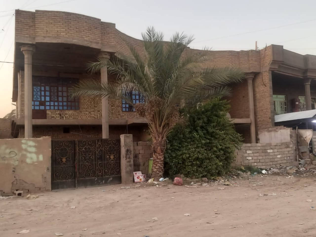 دار طابو صرف للبيع في ابي غريب الشهداء قرب جامع المصطفى شارع جامع الخلفاء ركن على شارعين رئيسي وفرعي طابقين يحتوي الاول على 2 غرف نوم واستقبال وهول ومطبخ والثاني يحتوي على 5 غرف نوم حديقه جانبيه 100م حديقه اماميه المساحه 321م الدار بناءه كله طابوق *********** موبايل او واتساب
