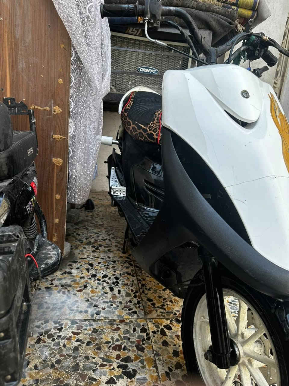 السلام عليكم ماكس عدله مال لعب دراجه مكينه ممفتوحه جان بيها بس لاستيك ولف وسويته لا مبدل بوشه ولا بستم اول فتحه الها شلعتها تشك الكاع معدل حلو مكينه هاون الدراجه عليها كشن جديد تايرات جدد كفر سوادات كلها كامله عليها ادامه كلجات جدد وقايش دراجه ربع نكره سلف وهندر ويل رياضي ابيض دراجه مثل ما موضح بصور واحلى بعد اقرا المنشور قبل لاتطب وتسئل شبيها دراجه مابيها شي 
السعر 400 وبيها مجال حك الجيه 
مكانها بغداد البلديات تقاطع الكهرباء
الرقم ***********
