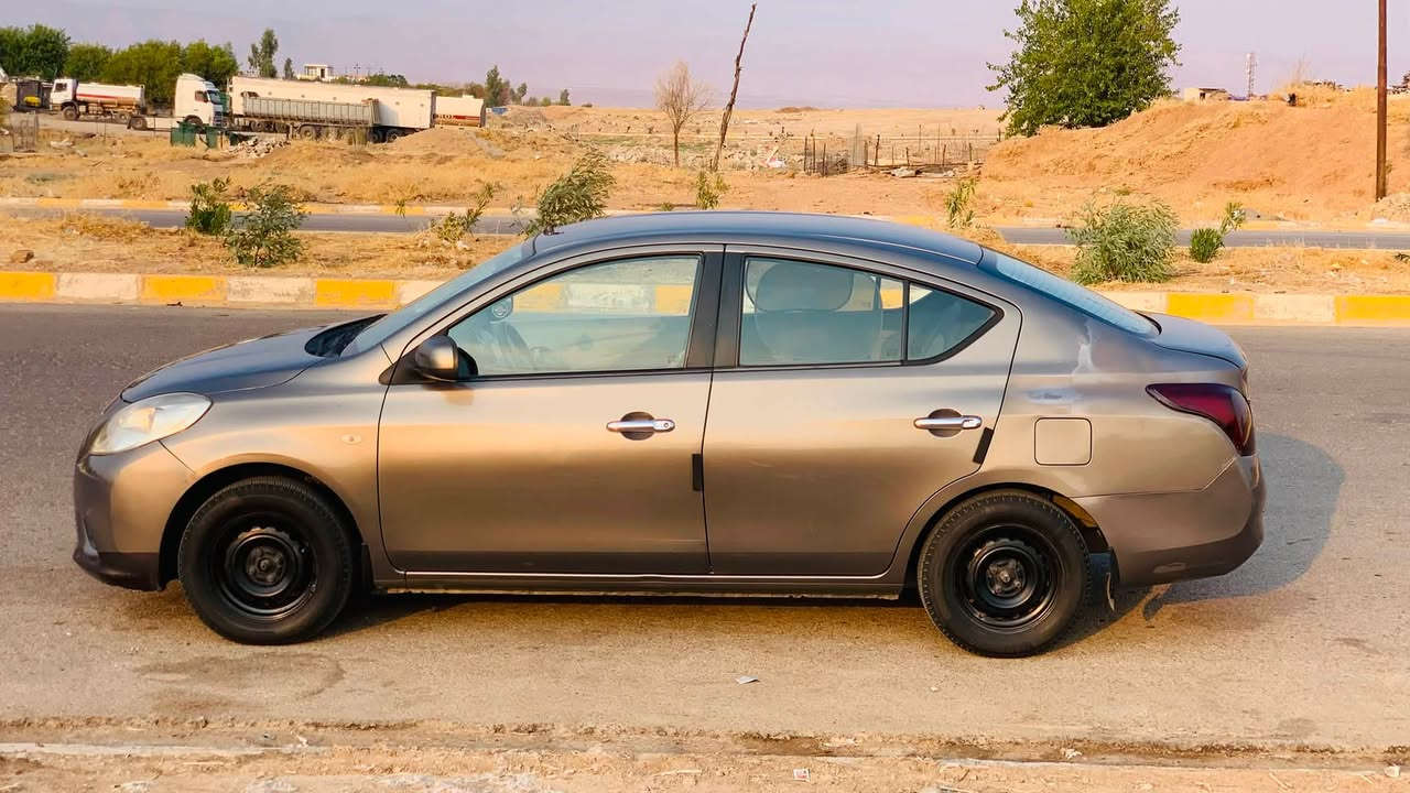 سلام عليكم نيسان صني هندي للبيع موديل 2013 اوتوماتيك شاشة ايباد تبريد ثلج تخم صدر جديد دهن گير جديد گير محرك شرط محرك بي صرف فقط لاستيك گايد ضعيف بعد كله شرط مابي مشكلة كوبون بنزين موجود  سنوية منتهية ٧ شهر  شرط تحويل غرامه  ضربه بس جاملغ ورا سائق سعر 82 بيها مجال للطيبين
*********** موجود واتس اب
