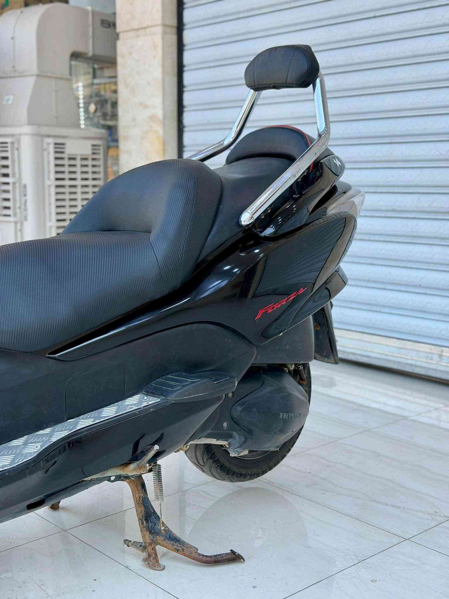 فورزا 0️⃣8️⃣ كرستال للبيع
ماشية 54 مكينة ناعمة فول 
دراجة لون أسود ملكي بلادي 
صالنصة رياضي تجوة عالية  
  بك لايت كرستال 
دراجه كلش حلوة 
انضف من  الصور   
أي نقص ما بيها 
شلعه معدل كهربائيات كلها شغال 
  اوراقها كامله مزاد يابان بيها 
سعرها ( مليون و ميتين ) مكاني بغداد مدينة الصدر 
اللاستفسار : هـ ***********
