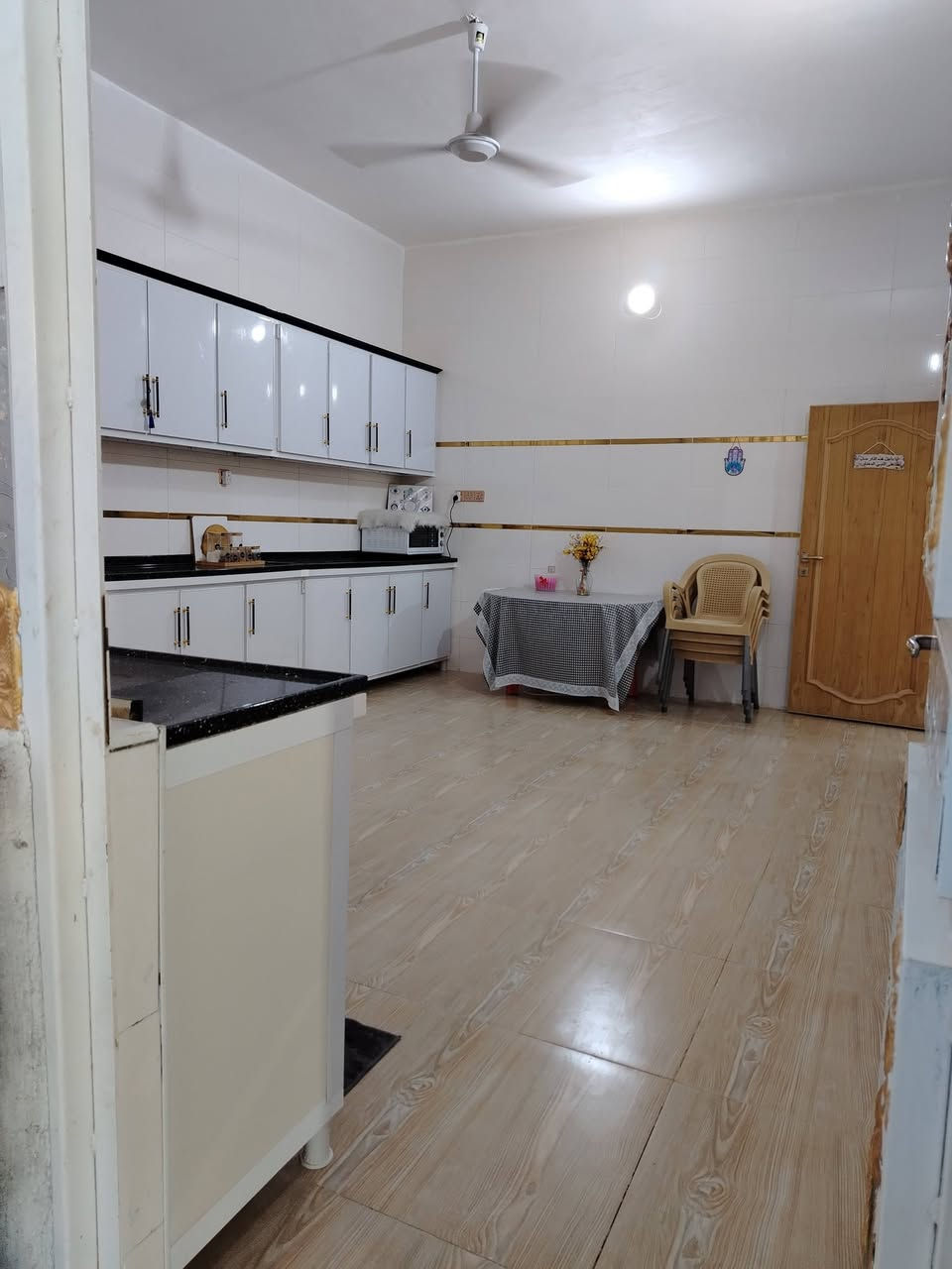 📌بيت للبيع المساحه 400م
📌الموقع قضاء الشطره الشارع العام قرب حارث ابو السيراميك قرب حي المصطفئ 
📌يتكون من 2غرف+صاله+ديوانية+مطبخ+صحيات خارجية+مجمع صحيات داخلية معزول هوه والدرج اباب ابحدة
📌متوفر ماء+كهرباء بي منضومة طاقة شمسيه ماتطفة الكهرباء+ وكافه الخدمات 
📌السعر 130
☎️للتواصل واتساب او تصال***********
