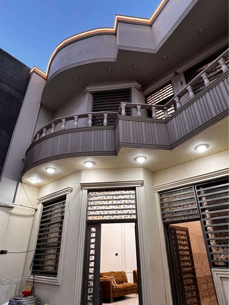 منزل للبيع المساحة 175 متر طابقين بناء حديث يحتوي 📍 في التنومة الصالحية شارع اللواء يبعد مسافه 300م عن شارع ابو مهدي المهندس ، و 500م عن الجسر الإيطالي 📍 طابو زراعي المالك عراقي 📑
الطابق الاول يحتوي على غرف منام عدد 2 وصاله واستقبال ومطبخ وصحيات داخلية وخارجية وكراج 
والطابق الثاني يحتوي على غرف منام عدد 3 وصحيات وصاله 
السعر 190 مليون وقابل للتفاوض 
للتواصل والاستفسار : *********** البصرة, العراق
