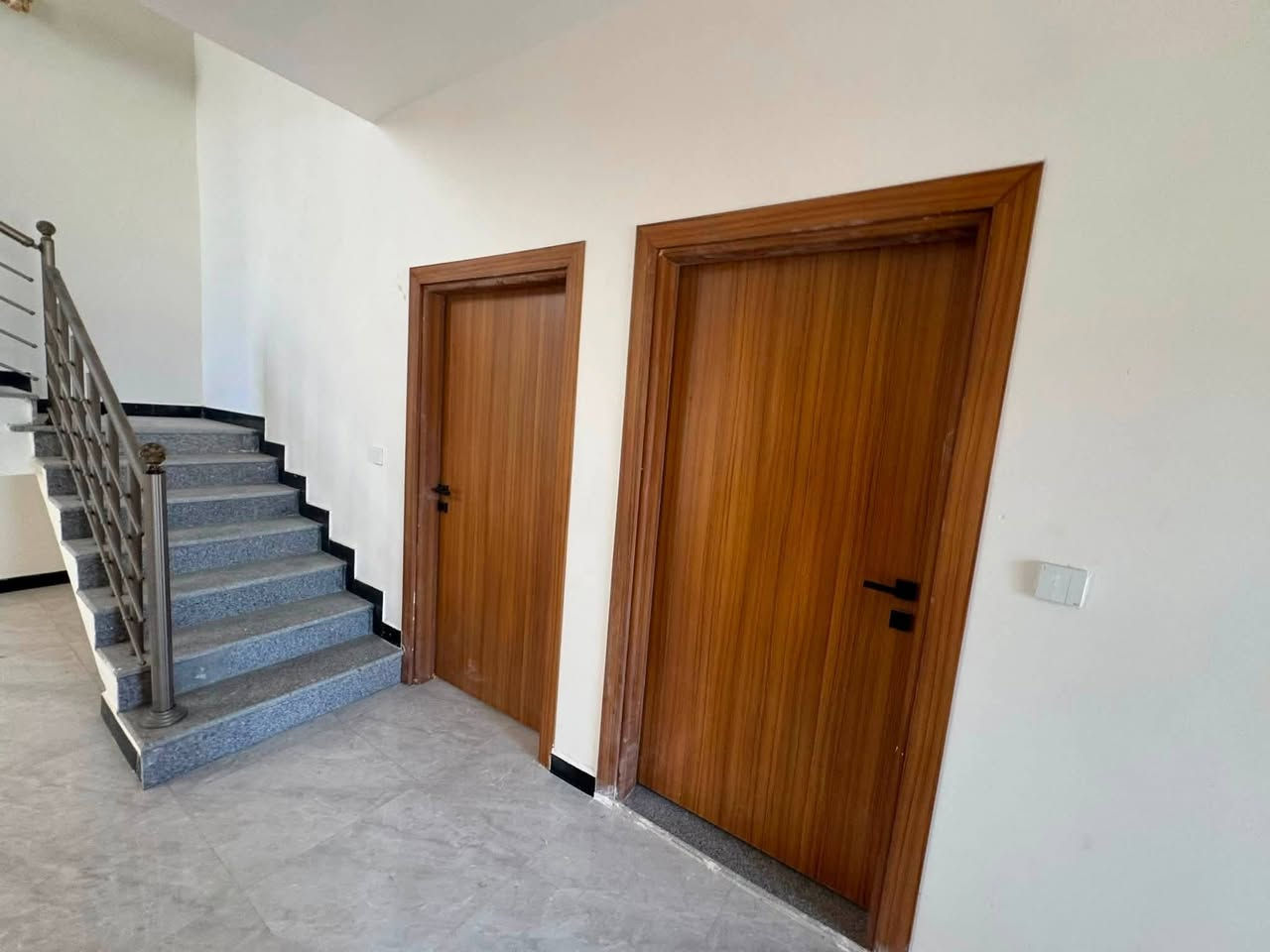 🏠 الدار في مجمع الاميرات 2 السكني  - قريب شارع السنتر 
الدار 300 متر | طابقين | 
السعر الكلي 235 مليون
واصل 81 مليون
تدفع دفعتين وراح ترفعه للمصرف 

بناء درجة أولى 
4 غرف نوم + صالة 2 + استقبال
مطبخ + مجمعات صحيه
كراج + 🌿 حديقة
📌 يـبـاع بسعر مناسب - المربع الخامس 

👇 تريد الصور والتفاصيل؟
اكتب (تم) بالتعليقات ويوصلك كل شي فورًا
📞 اتصال / واتساب***********
رابط الواتساب https://wa.me/message/AFLBDJBF3WQXH1

