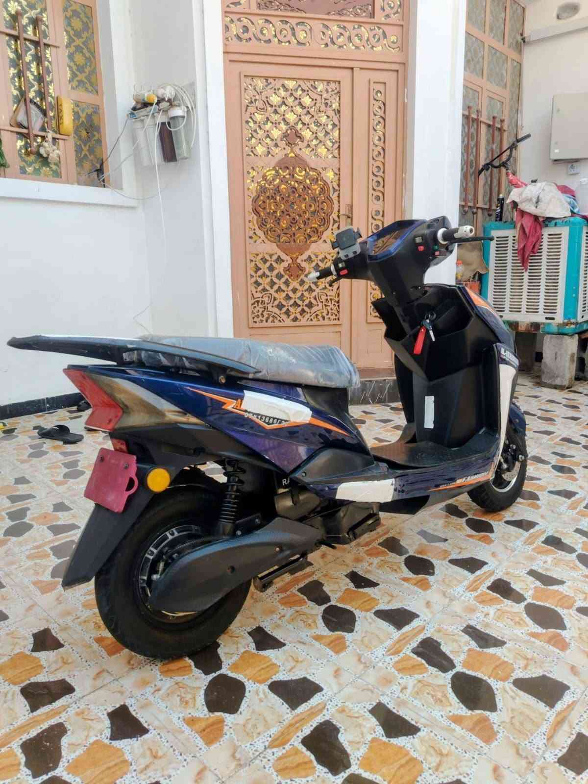 ---

*السلام عليكم*

دراجة شحن للبيع نوع *سكنس الأخوين - SUPER SUNNY*
*6 بطاريات - فول عالفحص 🔋*

*المواصفات:*
✅ 6 بطاريات فول عالفحص
✅ بريك خلفي شغال 100%
✅ لايت عالي ناصي شغال
✅ عداد شغال
✅ 4 سرع
✅ كهربائيات كلها شغالة
✅ اشاير يمنى ويسرى شغالة
✅ دراجة زيرو - نظيفة

*السعر: 500 ألف دينار*

*رقم الهاتف: ************
*المكان: الفلوجة - 

-
