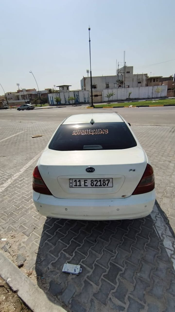 سلام عليكم BYD F6 موديل 2012
حالة السياره، مكفوله كفالة عامه من ضربه والصبغ رقم دولي سنوية 2028 بأسمي السياره ماشيه 160الف فقط مكينة وكير مكفولات ترايك لشمال 
مواصفات السياره , 
4ويل كب نضيف جدا مع سبير وعده كامله . تايرات جديده 75% 

داخل عسلي صاج 
كشنات جلد 
تحكم ستيرن 
فتحت سقف
اشاير بلمري 
تحكم بلمري 
سنتر لوك 
4جام كهرباء 
شاشه لمس 
حساسات خلفيه 
كامره خلفيه 
تبريد ثلج تدفئة 
مكاني البصره السعر 62 وبيها مجال  ***********
