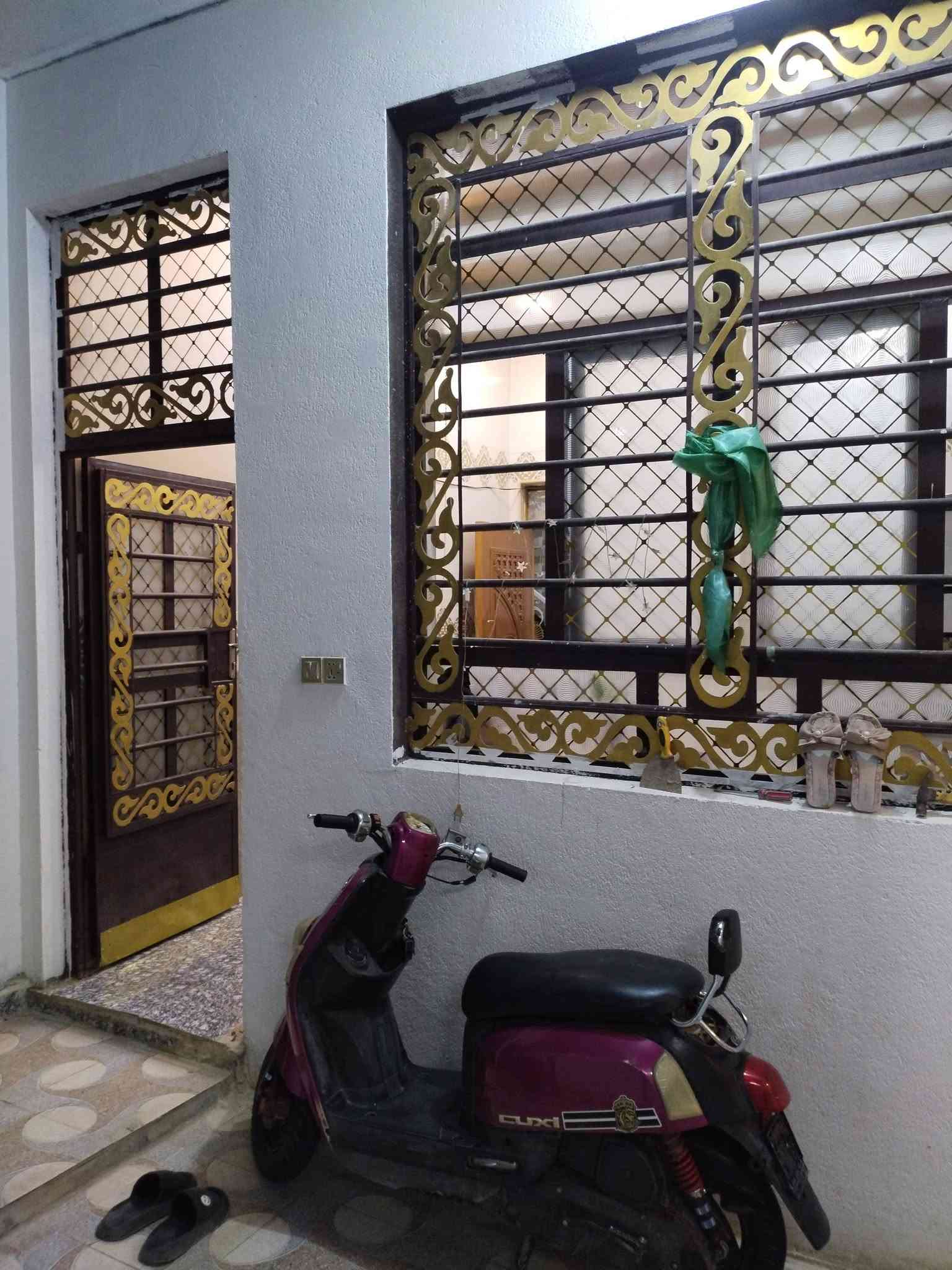 الدارللبيع حديث البناء المعاره قرب البزل شارع ابو عقيل المختار يبعد عن الشارع 80متر زراعي 25يحتوي على غرفتين نوم وصاله وستقبال ومطبخ المساحه 190م البيت جاهز السعر 60بي مجال الاستفسار ***********

