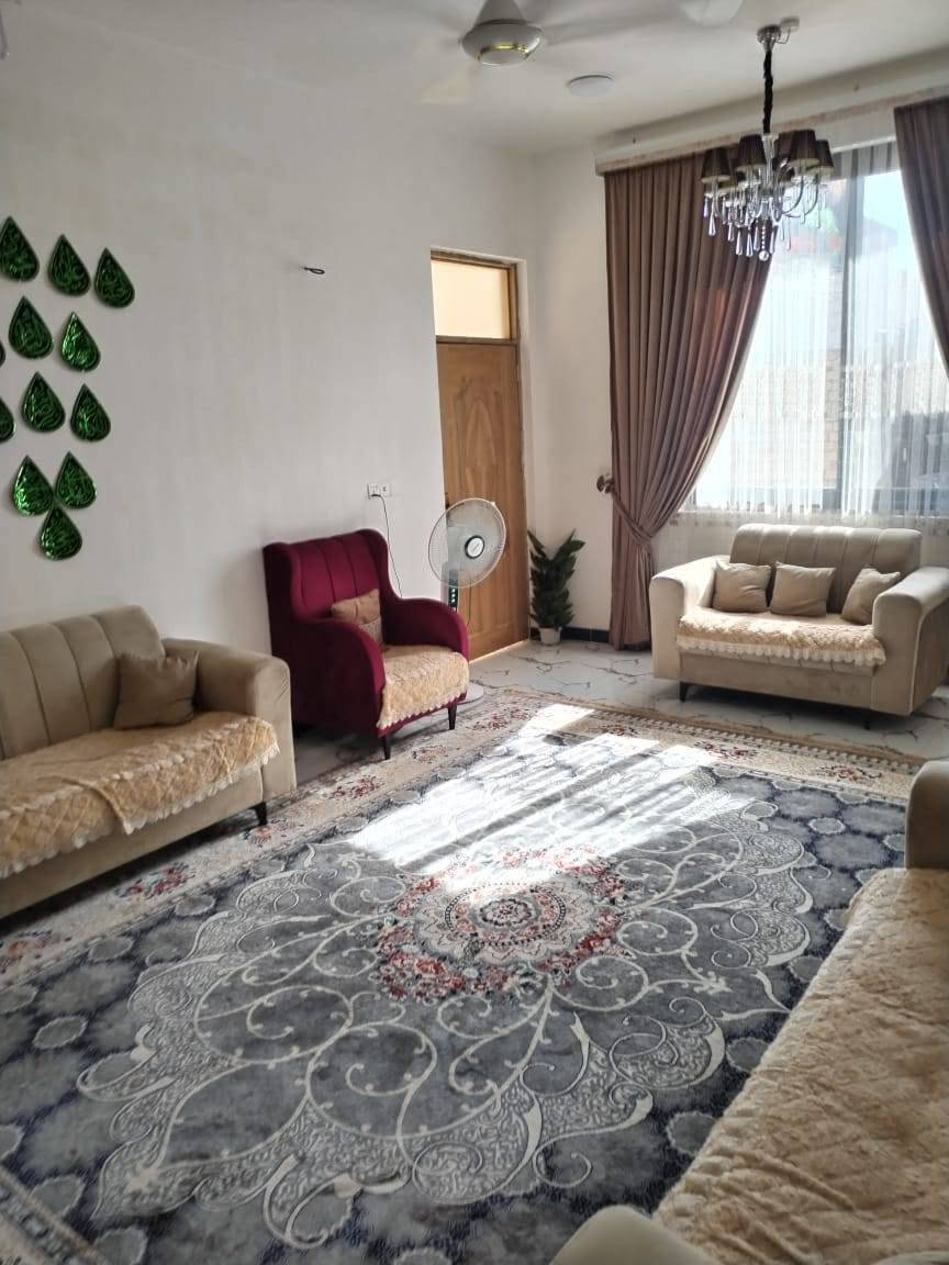 (بسمهِ تعالى)
بيت للبيع في منطقة الخاجيه (عميشه)
المساحه 200م
يتكون من طابق ونصف 
الطابق الاول (غرفتين + هول + مطبخ + استقبال + مجمع صحيات)
والطابق الثاني (هول + مجمع صحيات فقط)
ملاحظه (الدار مطلوب أسكان)
للأستفسار ; ***********
***********
